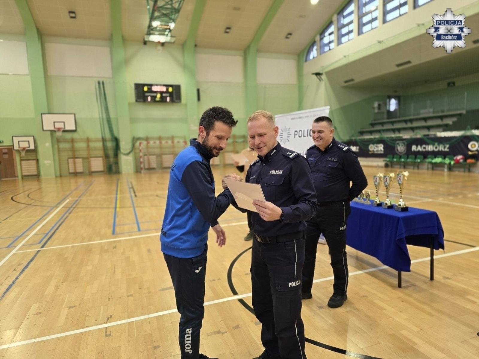Zdjęcie w galerii na portalu naszraciborz.pl: Wojewódzkie Mistrzostwa Policji w Halowej Piłce Nożnej w Raciborzu. Rywalizacja na najwyższym poziomie w hali RAFAKO wiadomości z regionu