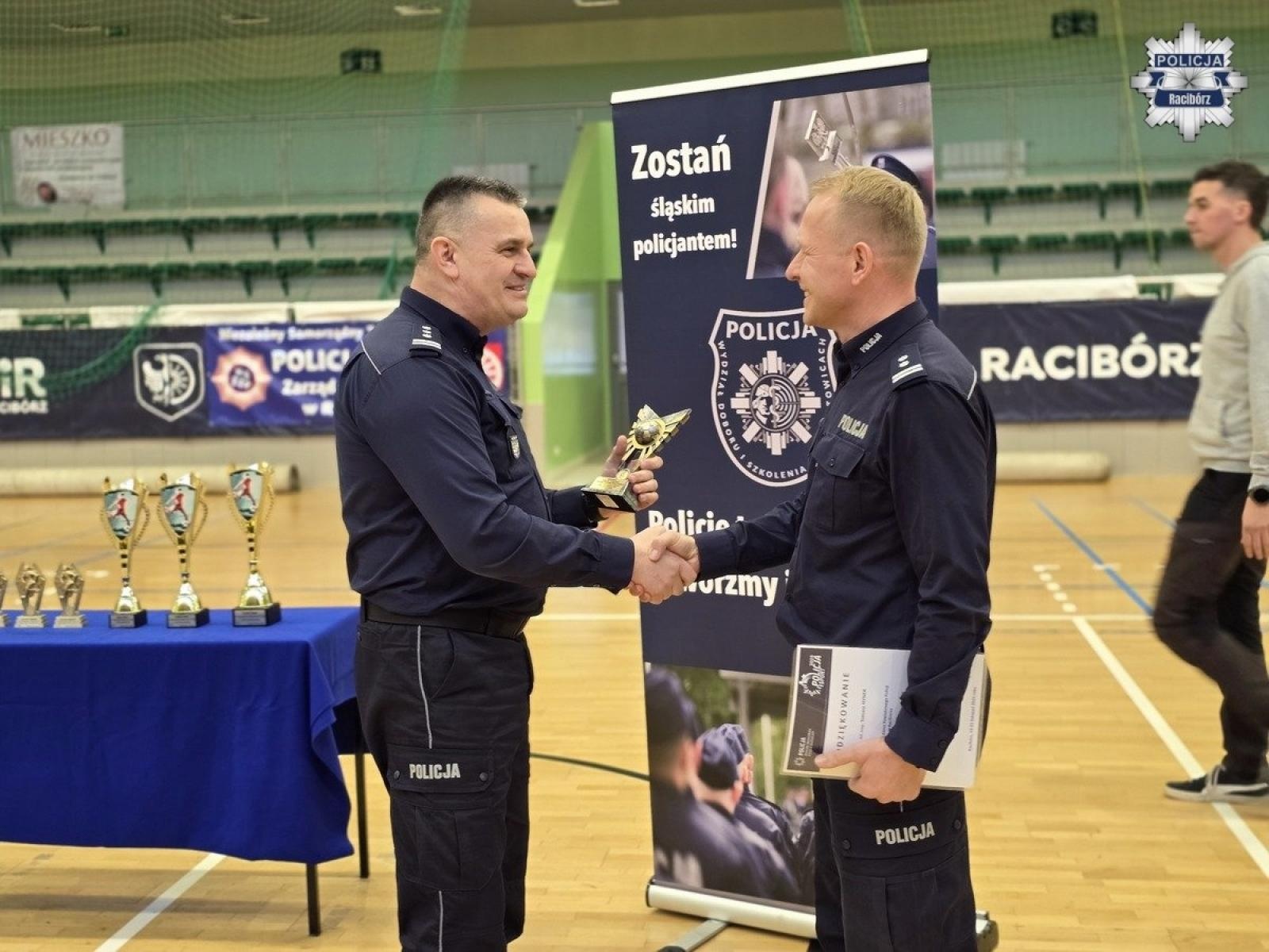 Zdjęcie w galerii na portalu naszraciborz.pl: Wojewódzkie Mistrzostwa Policji w Halowej Piłce Nożnej w Raciborzu. Rywalizacja na najwyższym poziomie w hali RAFAKO wiadomości z regionu