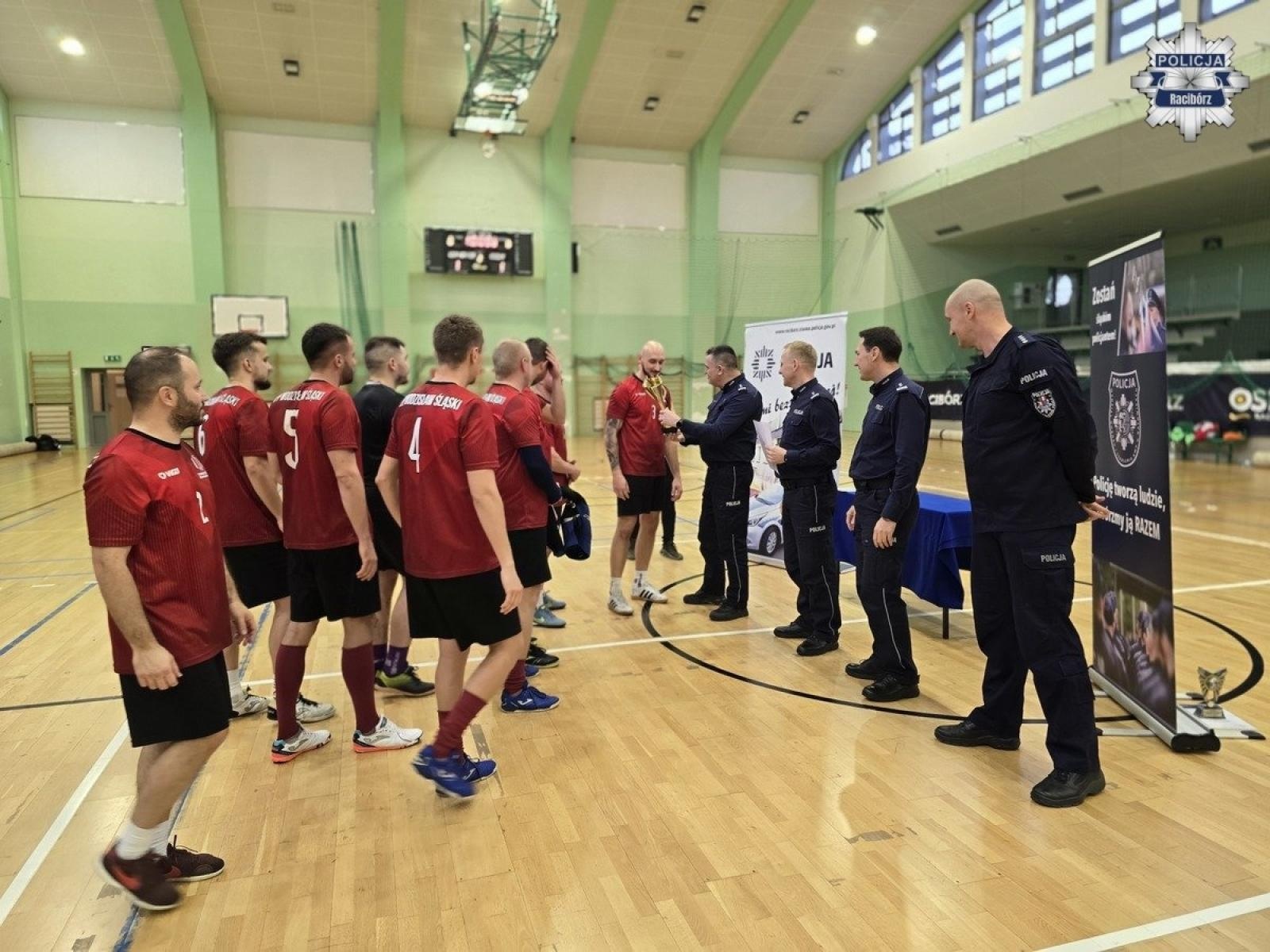 Zdjęcie w galerii na portalu naszraciborz.pl: Wojewódzkie Mistrzostwa Policji w Halowej Piłce Nożnej w Raciborzu. Rywalizacja na najwyższym poziomie w hali RAFAKO wiadomości z regionu