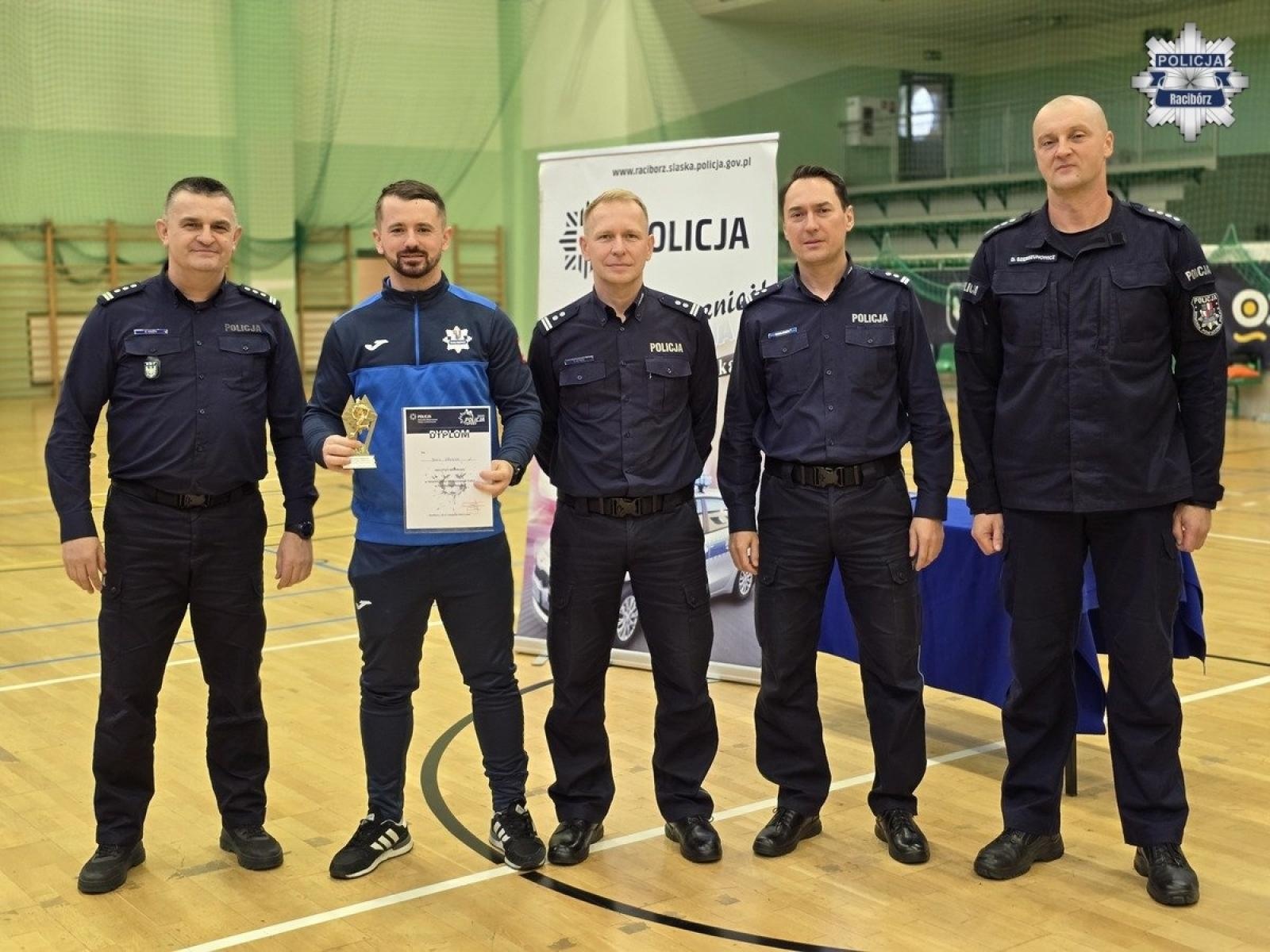 Zdjęcie w galerii na portalu naszraciborz.pl: Wojewódzkie Mistrzostwa Policji w Halowej Piłce Nożnej w Raciborzu. Rywalizacja na najwyższym poziomie w hali RAFAKO wiadomości z regionu