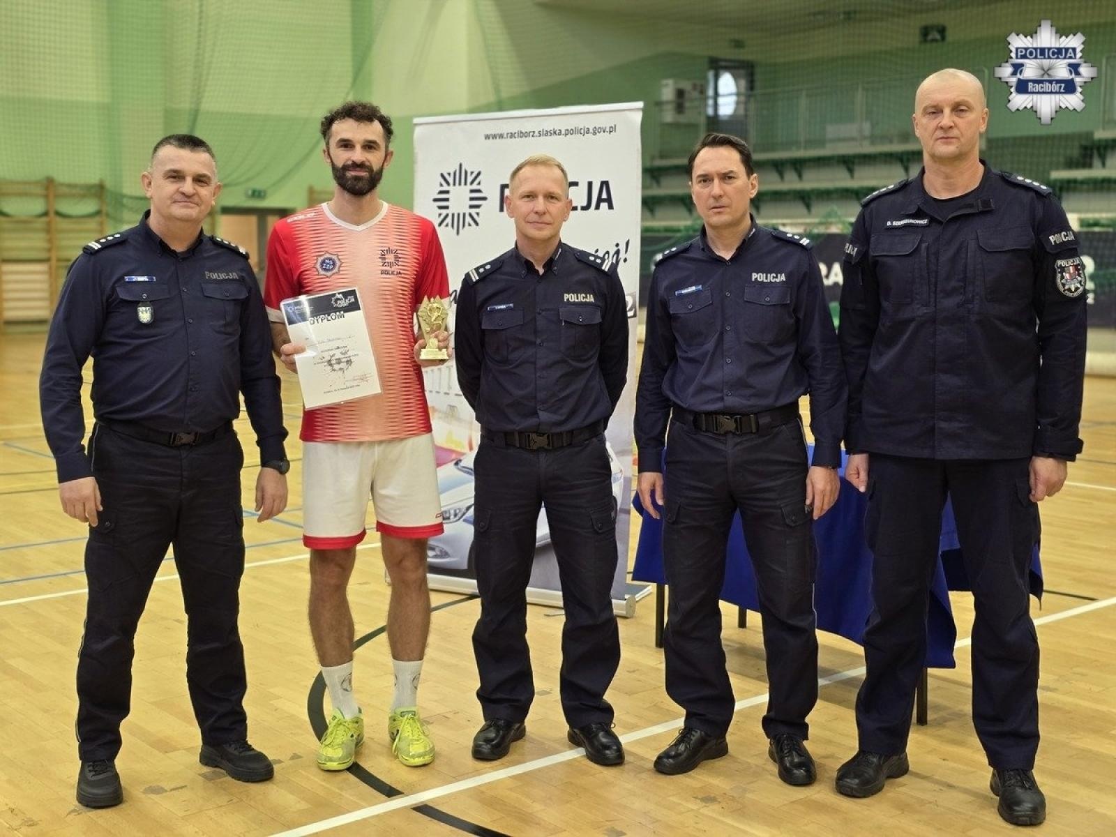 Zdjęcie w galerii na portalu naszraciborz.pl: Wojewódzkie Mistrzostwa Policji w Halowej Piłce Nożnej w Raciborzu. Rywalizacja na najwyższym poziomie w hali RAFAKO wiadomości z regionu