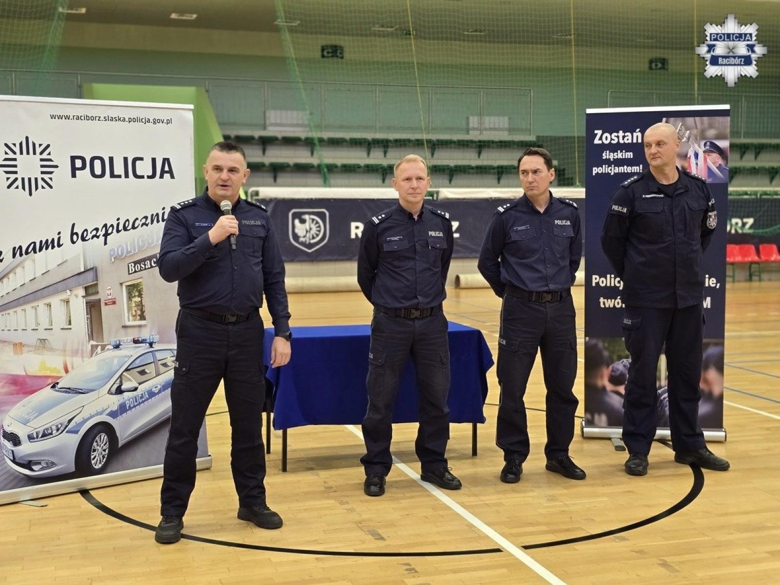 Zdjęcie w galerii na portalu naszraciborz.pl: Wojewódzkie Mistrzostwa Policji w Halowej Piłce Nożnej w Raciborzu. Rywalizacja na najwyższym poziomie w hali RAFAKO wiadomości z regionu