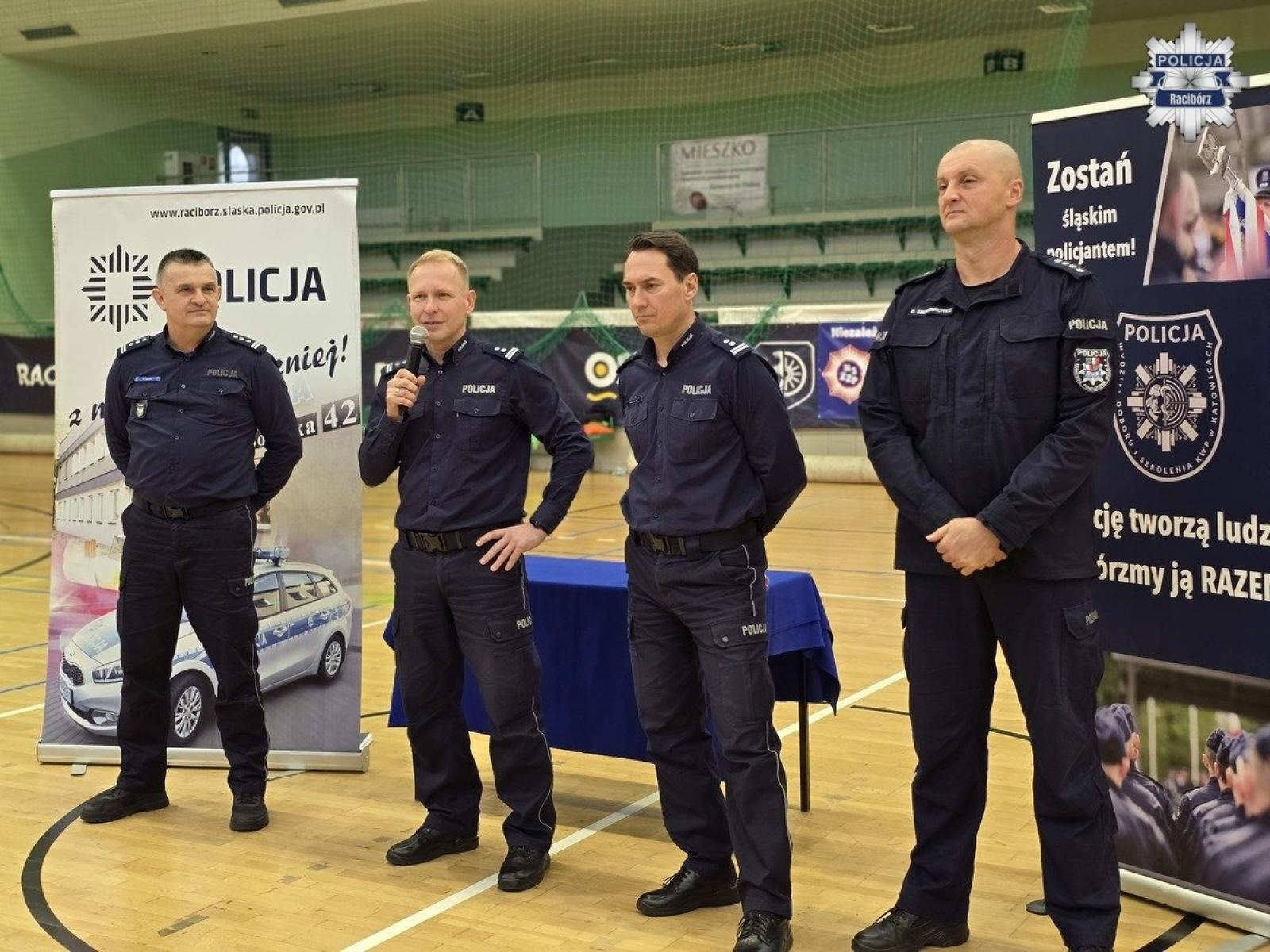 Zdjęcie w galerii na portalu naszraciborz.pl: Wojewódzkie Mistrzostwa Policji w Halowej Piłce Nożnej w Raciborzu. Rywalizacja na najwyższym poziomie w hali RAFAKO wiadomości z regionu