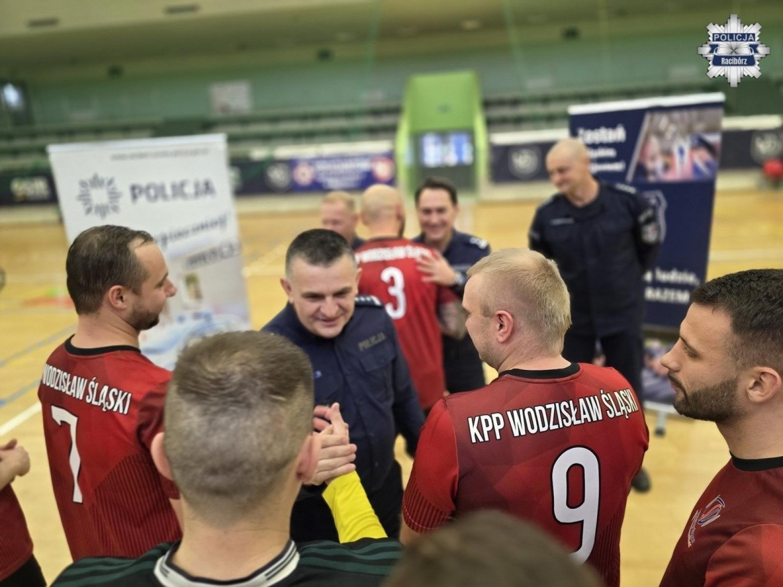 Zdjęcie w galerii na portalu naszraciborz.pl: Wojewódzkie Mistrzostwa Policji w Halowej Piłce Nożnej w Raciborzu. Rywalizacja na najwyższym poziomie w hali RAFAKO wiadomości z regionu