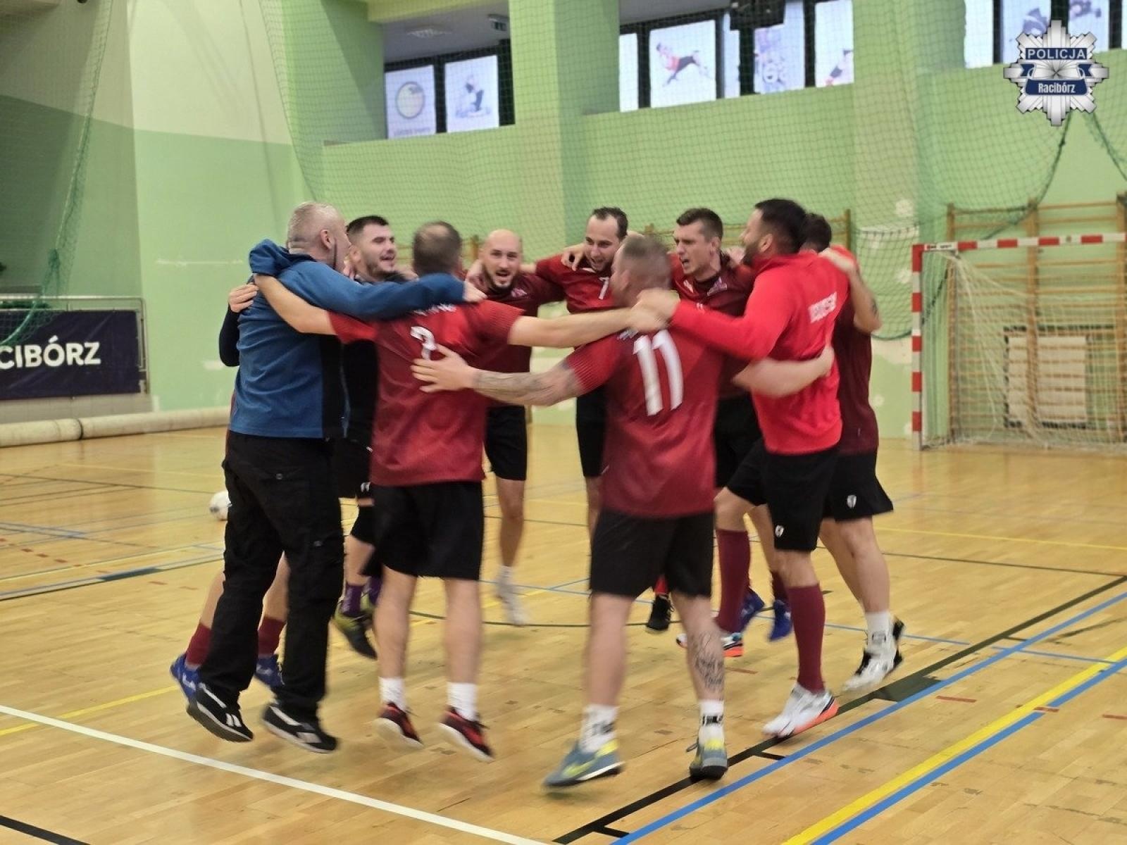 Zdjęcie w galerii na portalu naszraciborz.pl: Wojewódzkie Mistrzostwa Policji w Halowej Piłce Nożnej w Raciborzu. Rywalizacja na najwyższym poziomie w hali RAFAKO wiadomości z regionu