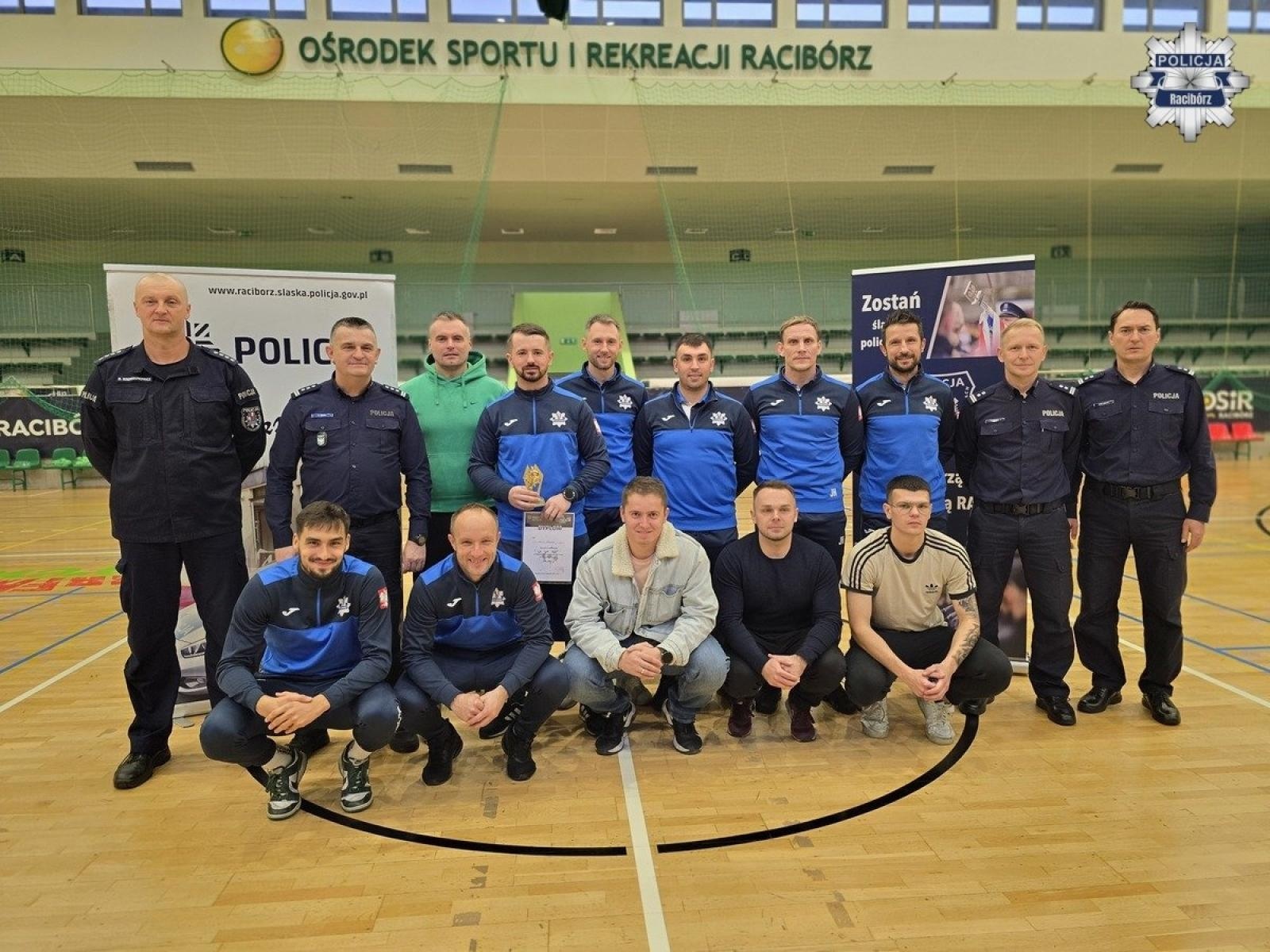 Zdjęcie w galerii na portalu naszraciborz.pl: Wojewódzkie Mistrzostwa Policji w Halowej Piłce Nożnej w Raciborzu. Rywalizacja na najwyższym poziomie w hali RAFAKO wiadomości z regionu