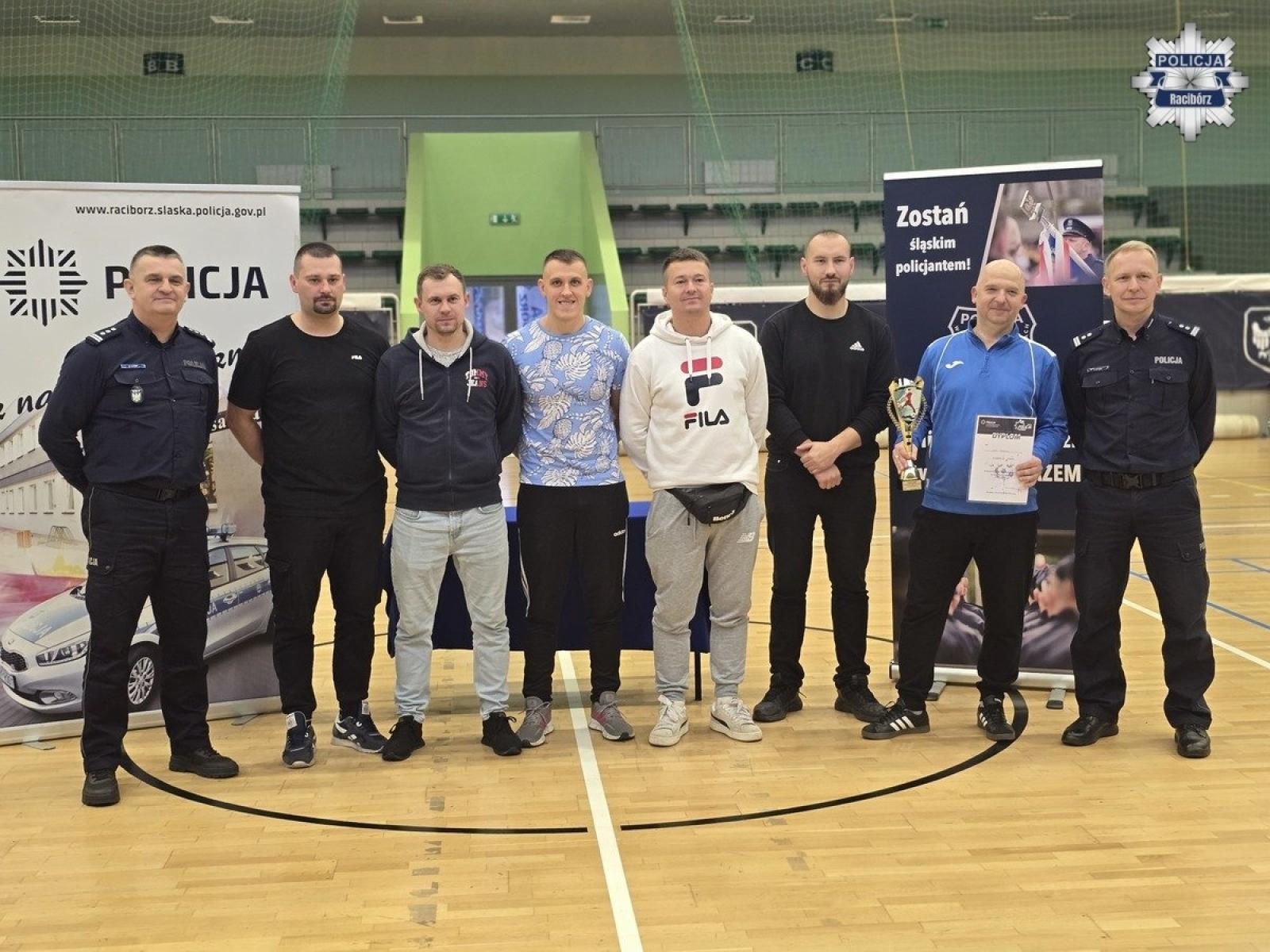 Zdjęcie w galerii na portalu naszraciborz.pl: Wojewódzkie Mistrzostwa Policji w Halowej Piłce Nożnej w Raciborzu. Rywalizacja na najwyższym poziomie w hali RAFAKO wiadomości z regionu
