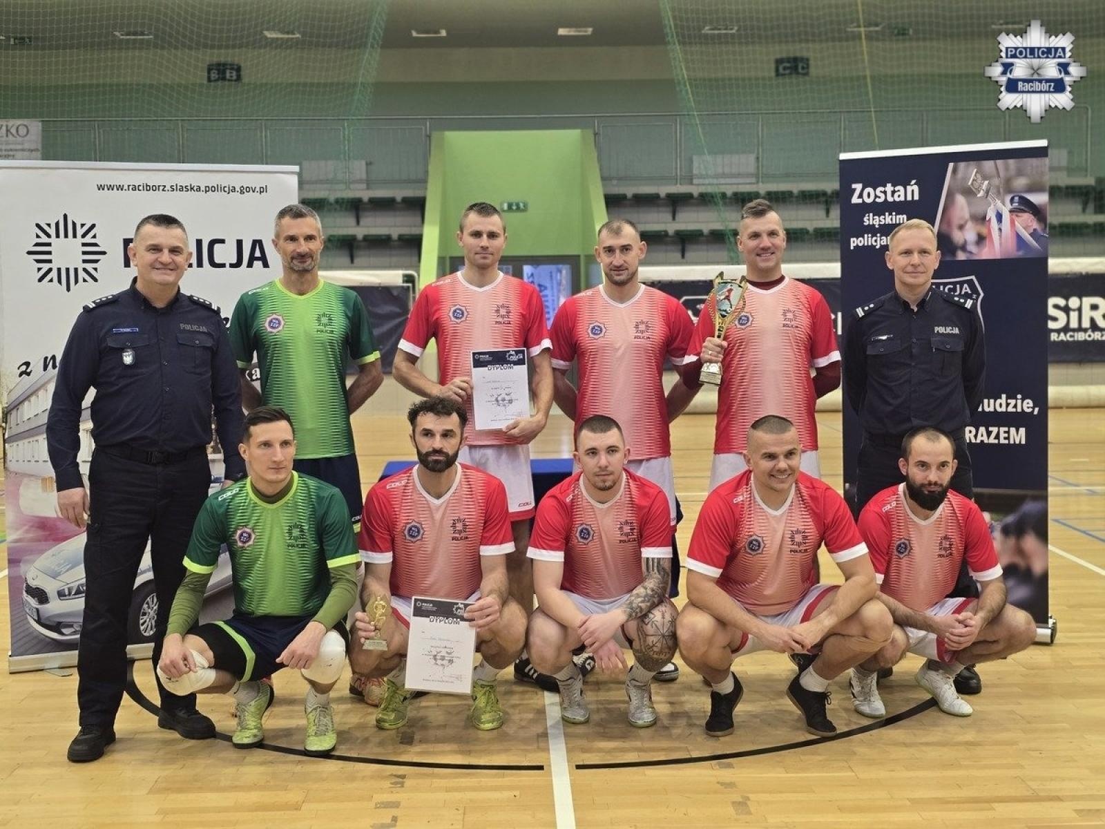 Zdjęcie w galerii na portalu naszraciborz.pl: Wojewódzkie Mistrzostwa Policji w Halowej Piłce Nożnej w Raciborzu. Rywalizacja na najwyższym poziomie w hali RAFAKO wiadomości z regionu