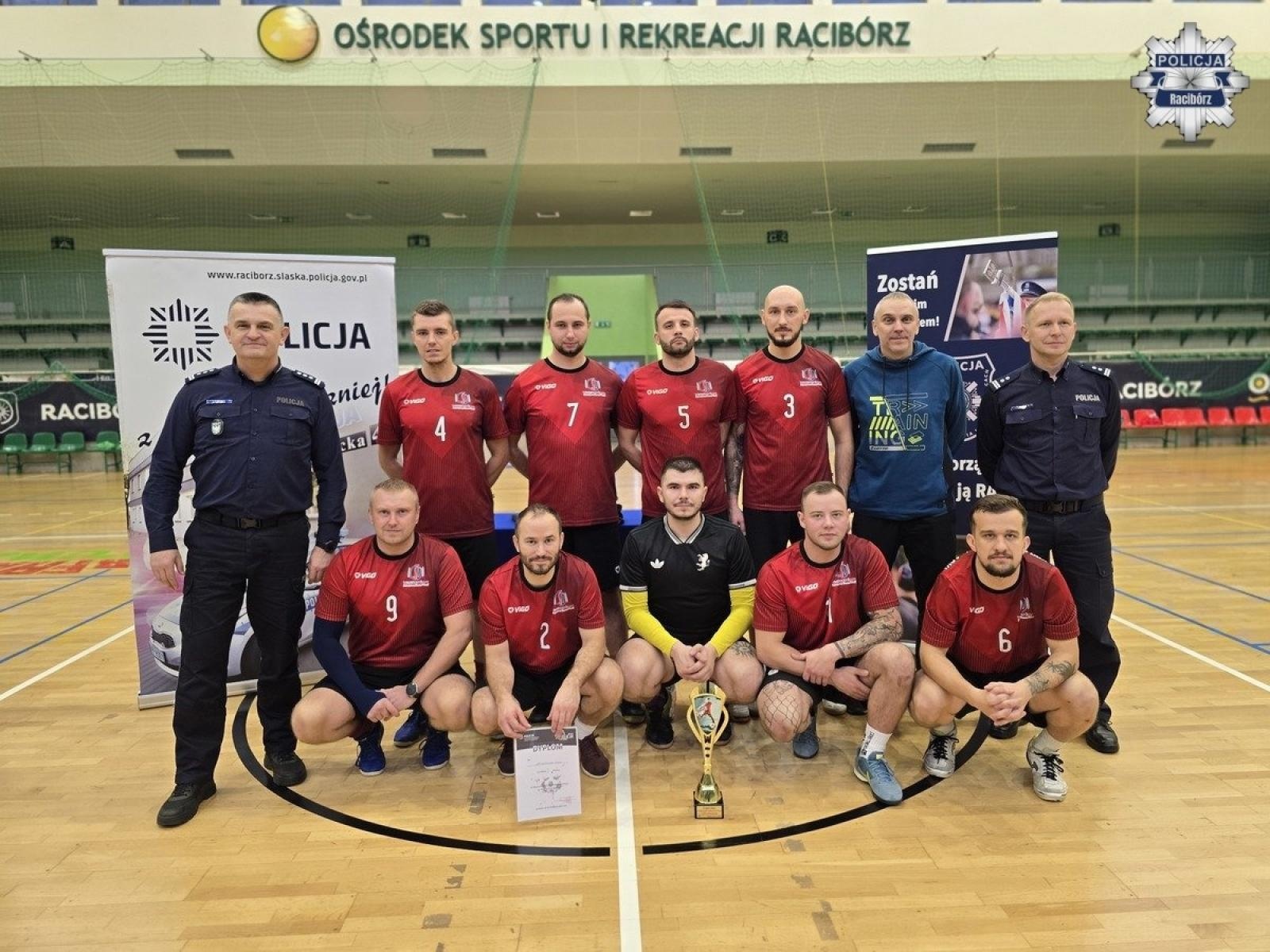 Zdjęcie w galerii na portalu naszraciborz.pl: Wojewódzkie Mistrzostwa Policji w Halowej Piłce Nożnej w Raciborzu. Rywalizacja na najwyższym poziomie w hali RAFAKO wiadomości z regionu
