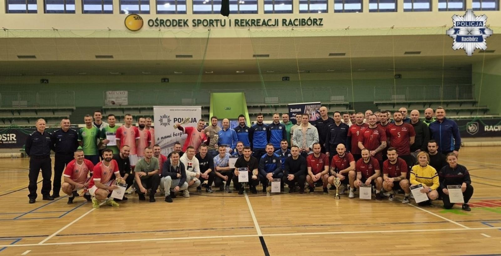 Zdjęcie w galerii na portalu naszraciborz.pl: Wojewódzkie Mistrzostwa Policji w Halowej Piłce Nożnej w Raciborzu. Rywalizacja na najwyższym poziomie w hali RAFAKO wiadomości z regionu