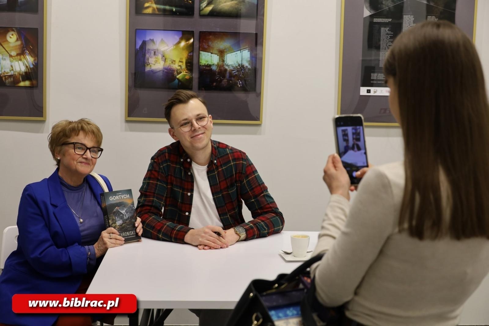 Zdjęcie w galerii na portalu naszraciborz.pl: Zagubiony w Karkonoszach – odnaleziony w Raciborzu! Sławek Gortych w bibliotece wiadomości z regionu