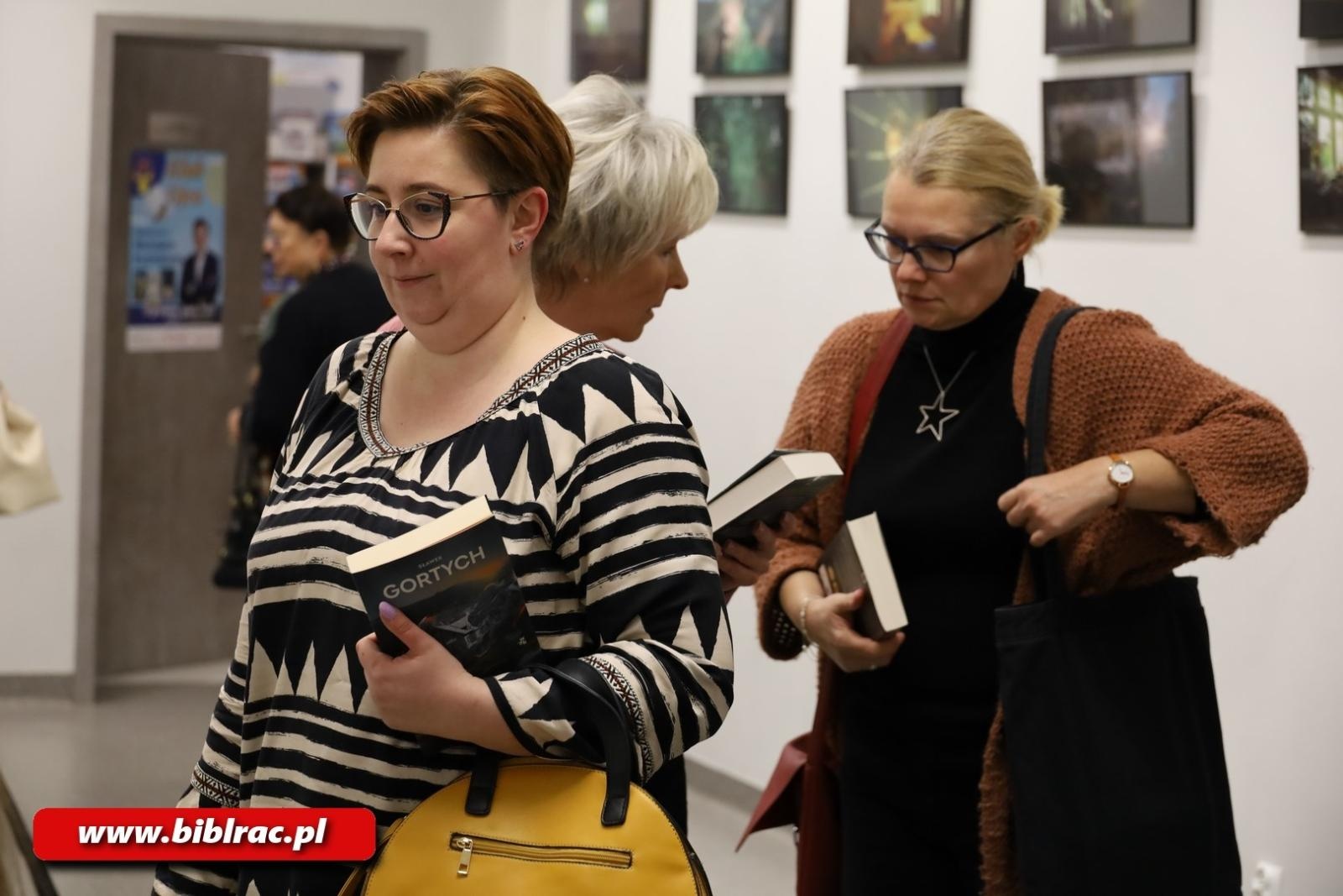 Zdjęcie w galerii na portalu naszraciborz.pl: Zagubiony w Karkonoszach – odnaleziony w Raciborzu! Sławek Gortych w bibliotece wiadomości z regionu