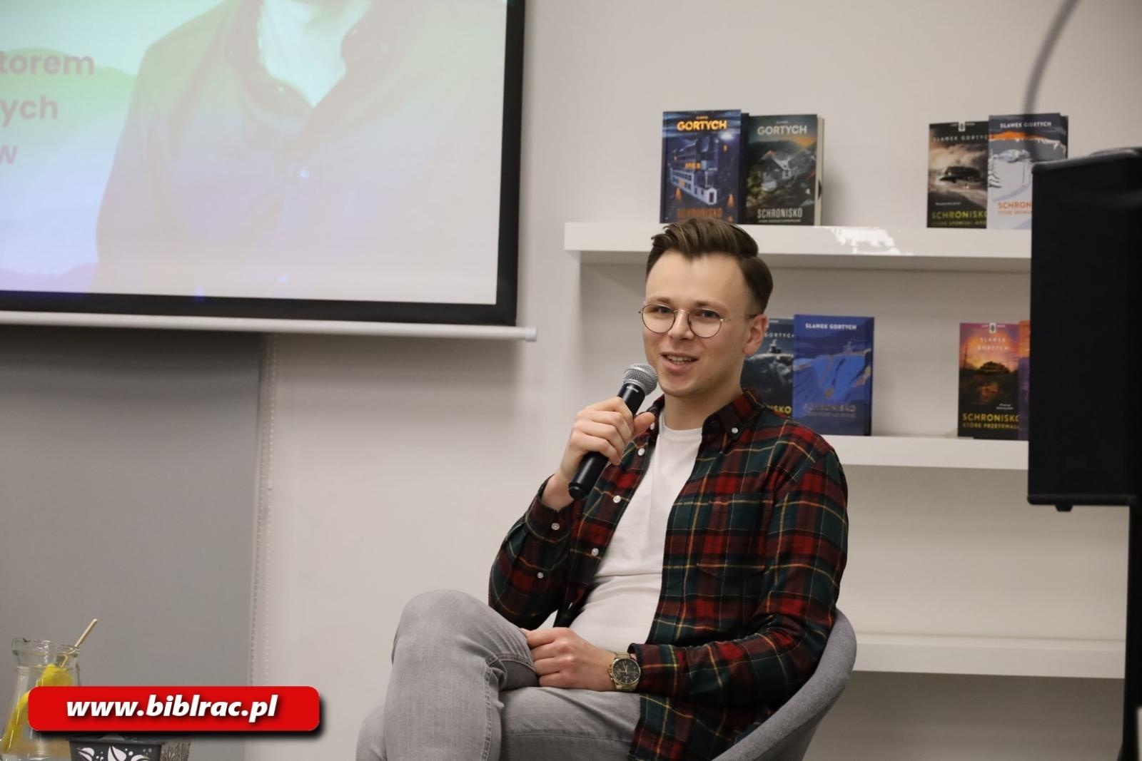 Zdjęcie w galerii na portalu naszraciborz.pl: Zagubiony w Karkonoszach – odnaleziony w Raciborzu! Sławek Gortych w bibliotece wiadomości z regionu