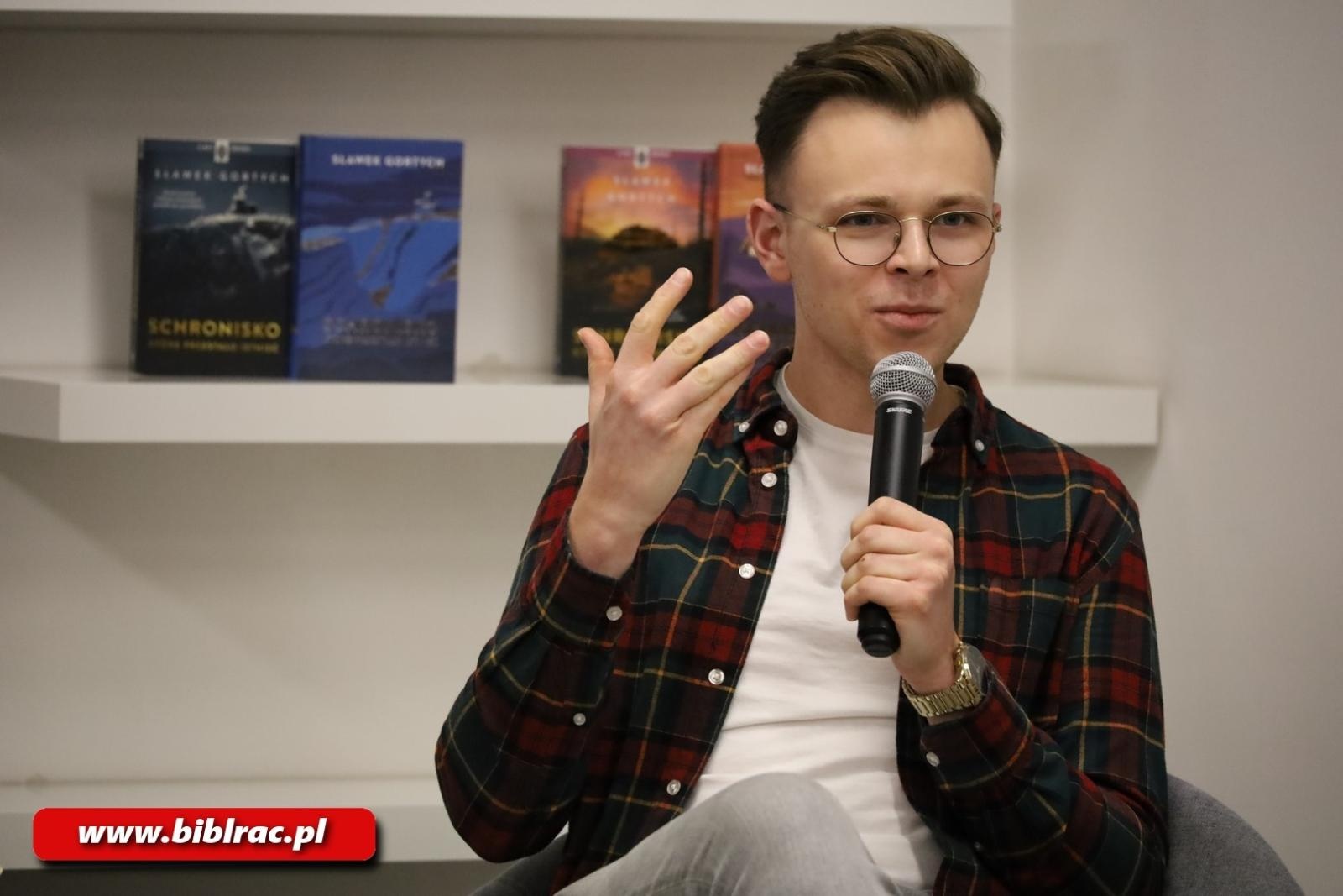 Zdjęcie w galerii na portalu naszraciborz.pl: Zagubiony w Karkonoszach – odnaleziony w Raciborzu! Sławek Gortych w bibliotece wiadomości z regionu