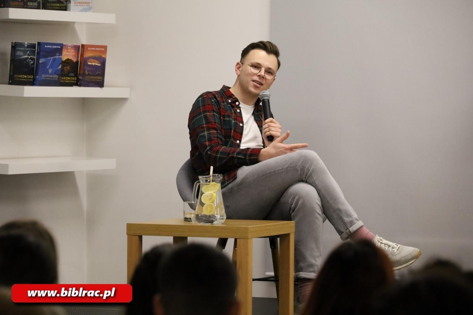 Zdjęcie w galerii na portalu naszraciborz.pl: Zagubiony w Karkonoszach – odnaleziony w Raciborzu! Sławek Gortych w bibliotece wiadomości z regionu