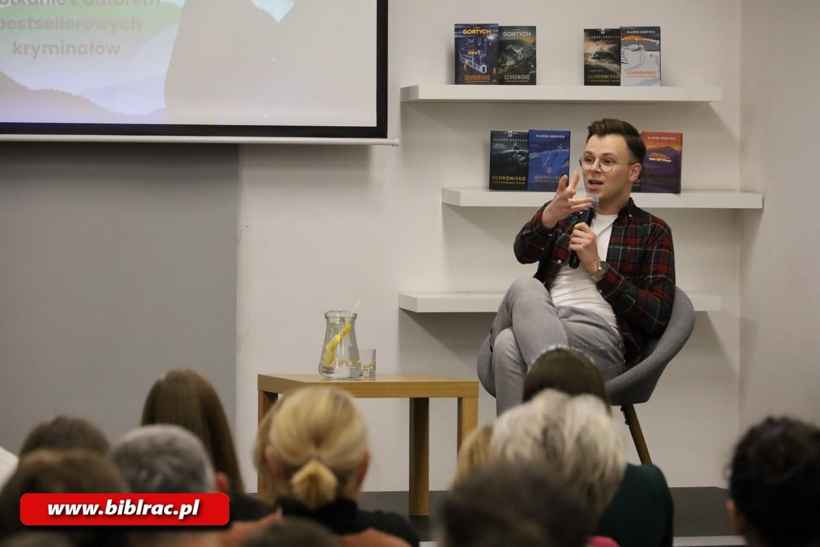 Zdjęcie w galerii na portalu naszraciborz.pl: Zagubiony w Karkonoszach – odnaleziony w Raciborzu! Sławek Gortych w bibliotece wiadomości z regionu