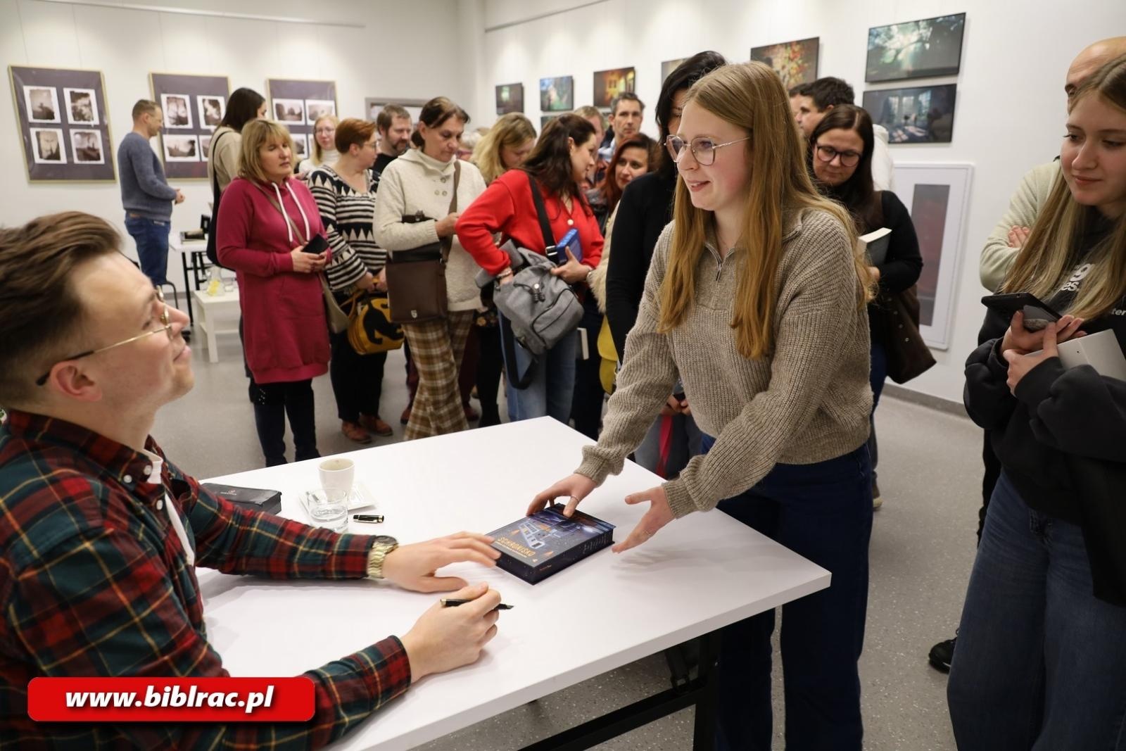 Zdjęcie w galerii na portalu naszraciborz.pl: Zagubiony w Karkonoszach – odnaleziony w Raciborzu! Sławek Gortych w bibliotece wiadomości z regionu