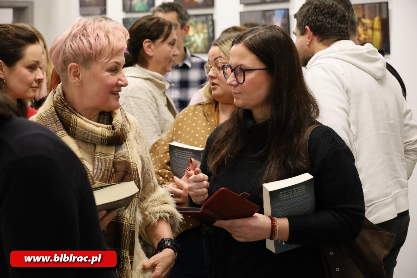 Zdjęcie w galerii na portalu naszraciborz.pl: Zagubiony w Karkonoszach – odnaleziony w Raciborzu! Sławek Gortych w bibliotece wiadomości z regionu