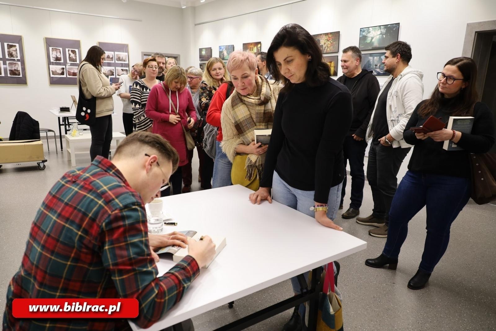 Zdjęcie w galerii na portalu naszraciborz.pl: Zagubiony w Karkonoszach – odnaleziony w Raciborzu! Sławek Gortych w bibliotece wiadomości z regionu