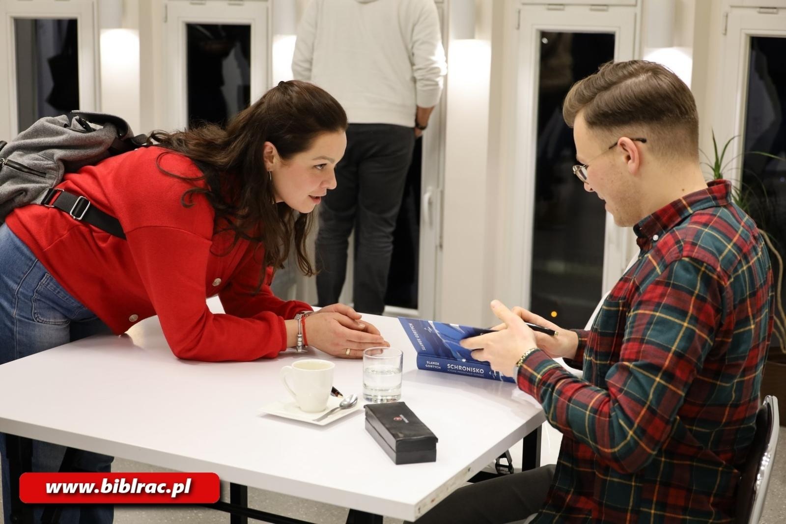 Zdjęcie w galerii na portalu naszraciborz.pl: Zagubiony w Karkonoszach – odnaleziony w Raciborzu! Sławek Gortych w bibliotece wiadomości z regionu