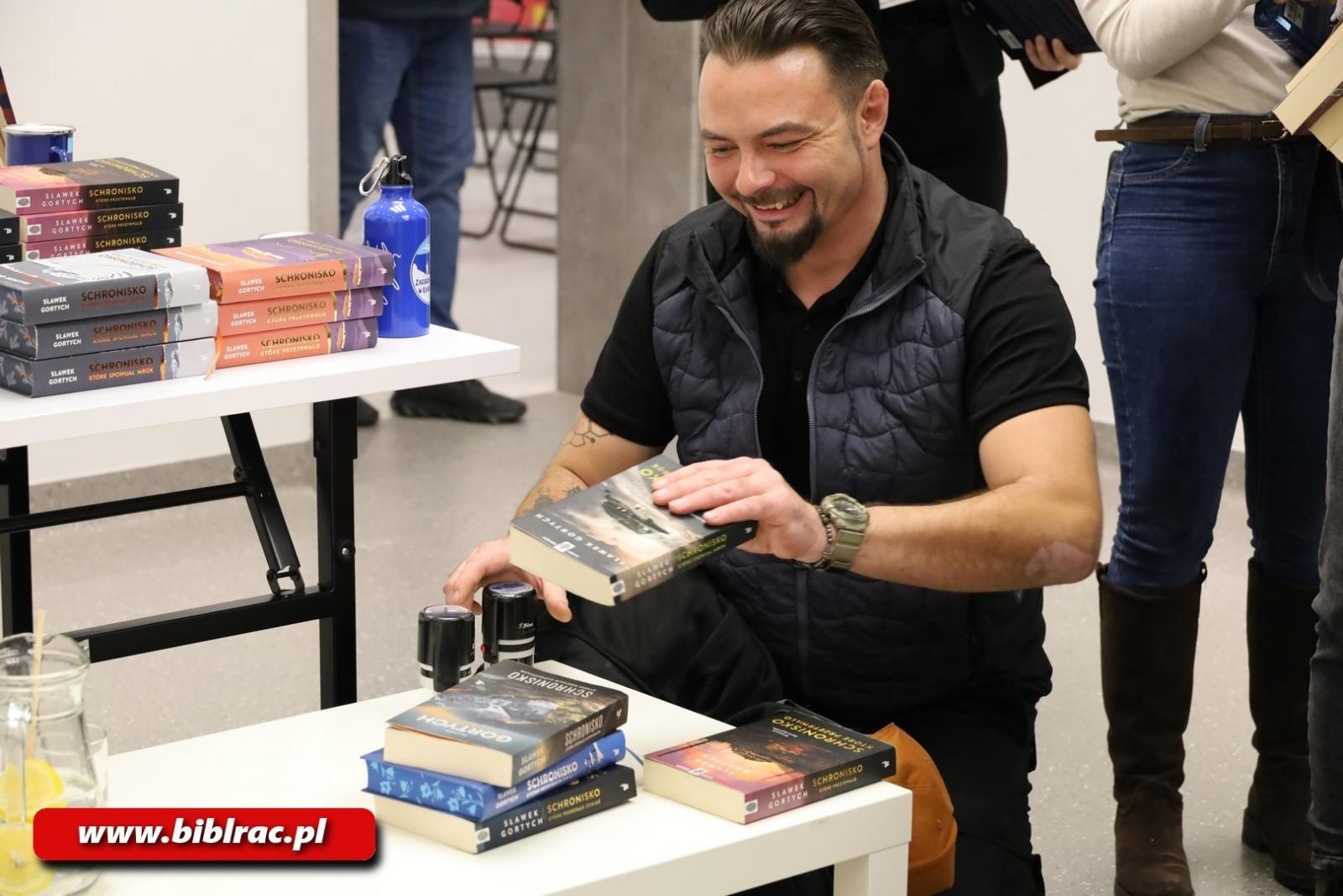 Zdjęcie w galerii na portalu naszraciborz.pl: Zagubiony w Karkonoszach – odnaleziony w Raciborzu! Sławek Gortych w bibliotece wiadomości z regionu