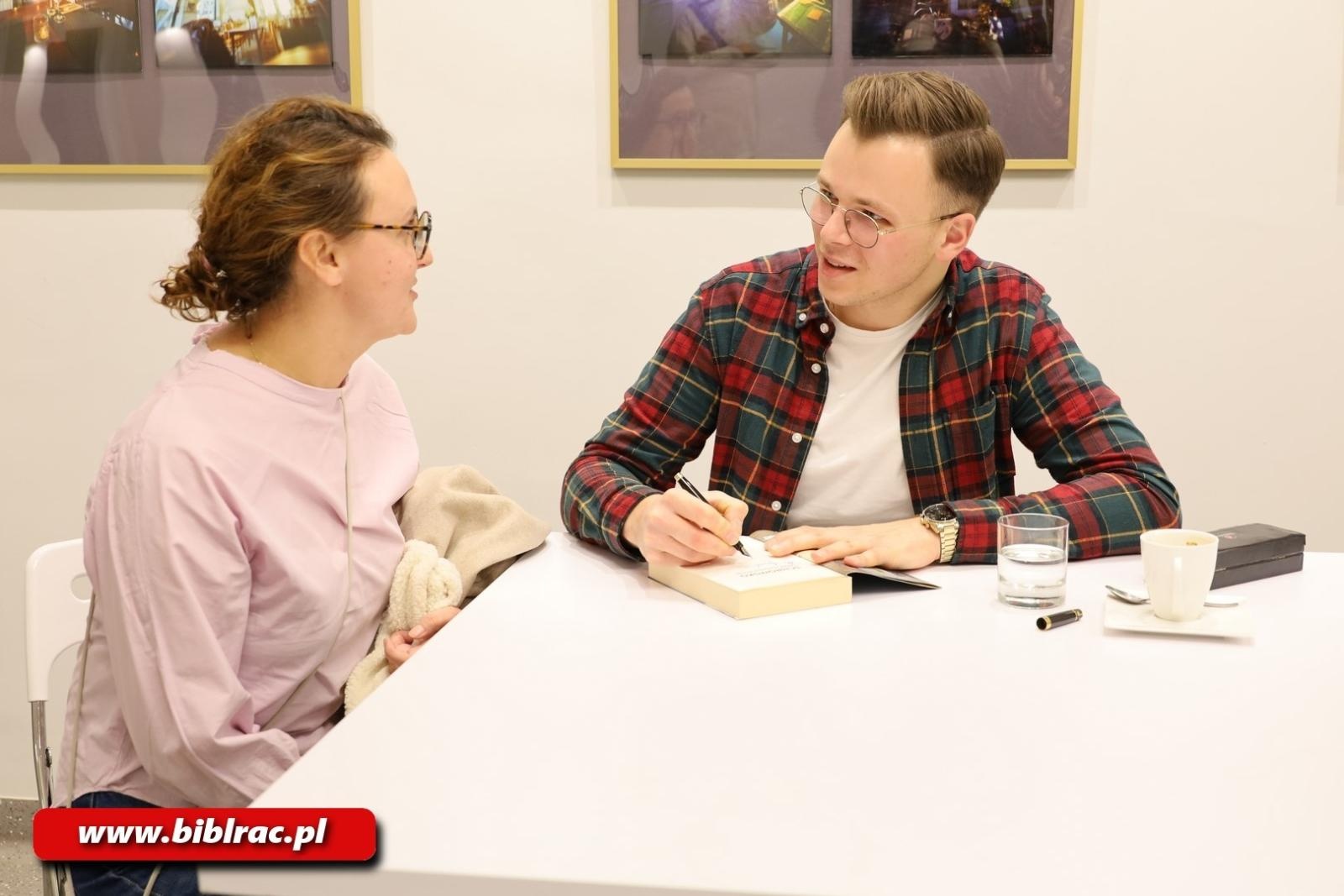 Zdjęcie w galerii na portalu naszraciborz.pl: Zagubiony w Karkonoszach – odnaleziony w Raciborzu! Sławek Gortych w bibliotece wiadomości z regionu