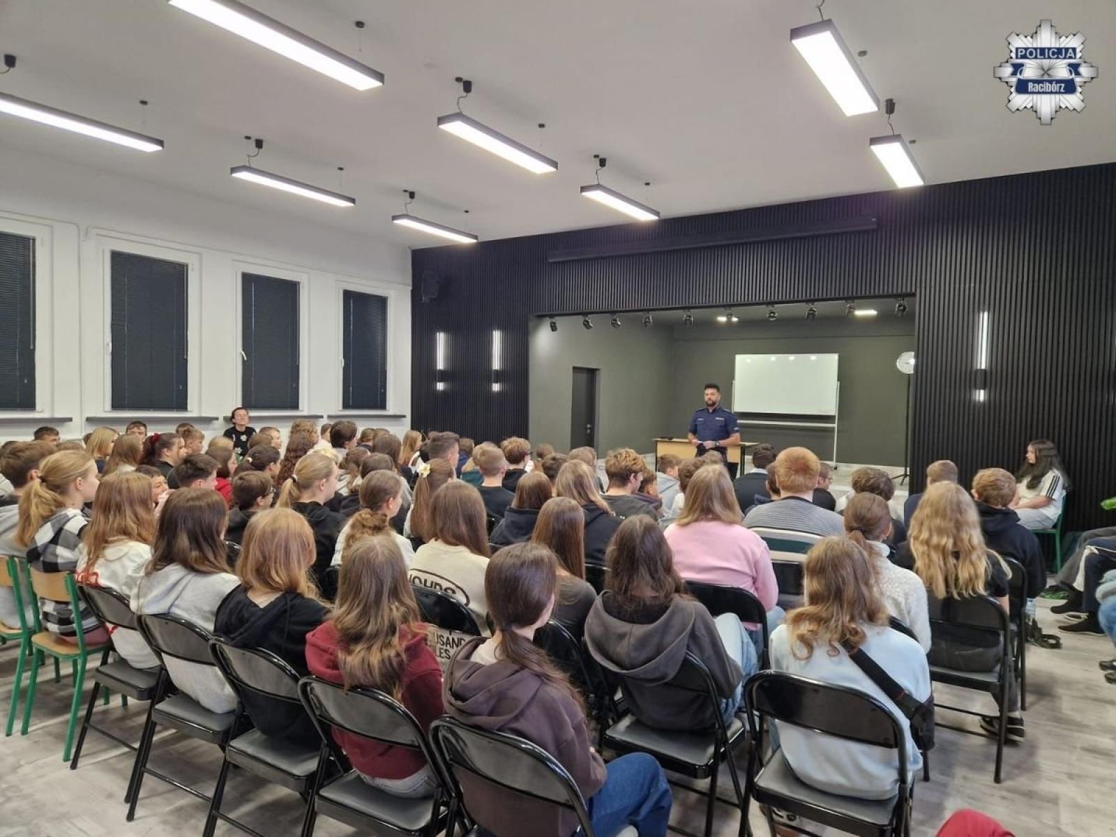 Zdjęcie w galerii na portalu naszraciborz.pl: Odpowiedzialność karna i bezpieczeństwo w sieci. Policja edukuje uczniów z Nędzy wiadomości z regionu