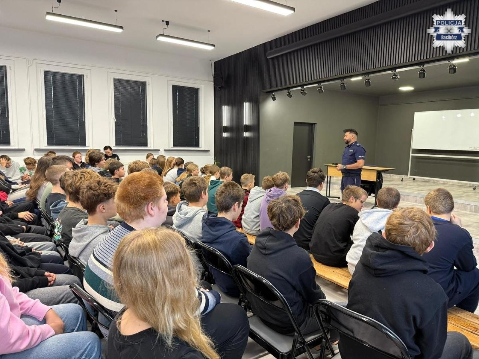 Zdjęcie w galerii na portalu naszraciborz.pl: Odpowiedzialność karna i bezpieczeństwo w sieci. Policja edukuje uczniów z Nędzy wiadomości z regionu