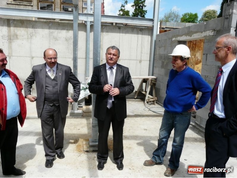 Zdjęcie w galerii na portalu naszraciborz.pl: Minister wizytował halę wiadomości z regionu