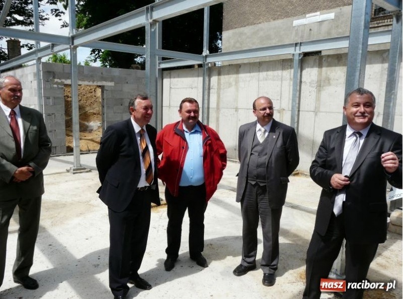 Zdjęcie w galerii na portalu naszraciborz.pl: Minister wizytował halę wiadomości z regionu