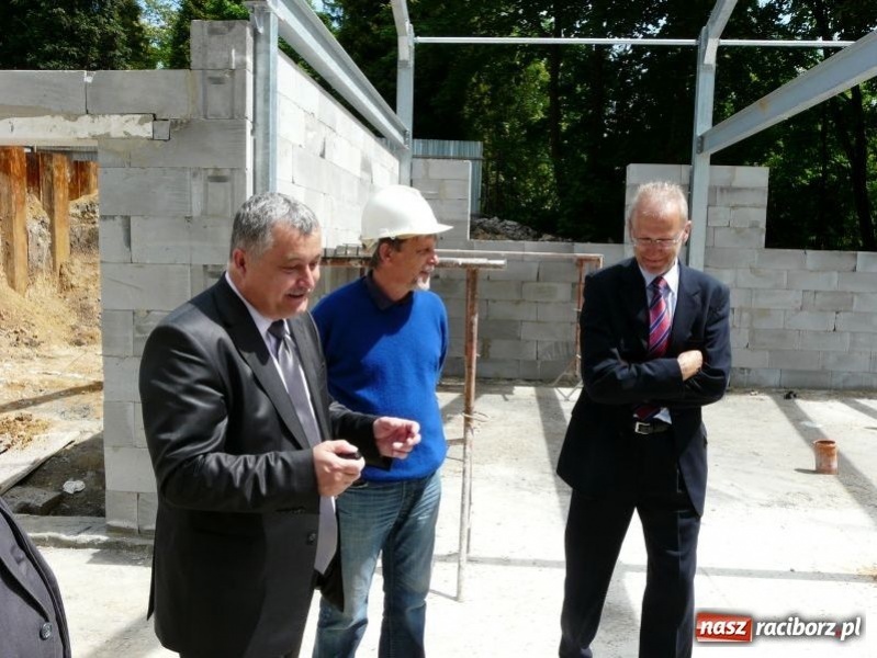 Zdjęcie w galerii na portalu naszraciborz.pl: Minister wizytował halę wiadomości z regionu