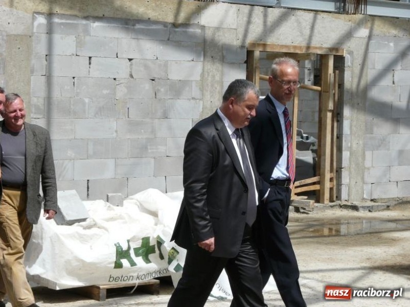 Zdjęcie w galerii na portalu naszraciborz.pl: Minister wizytował halę wiadomości z regionu