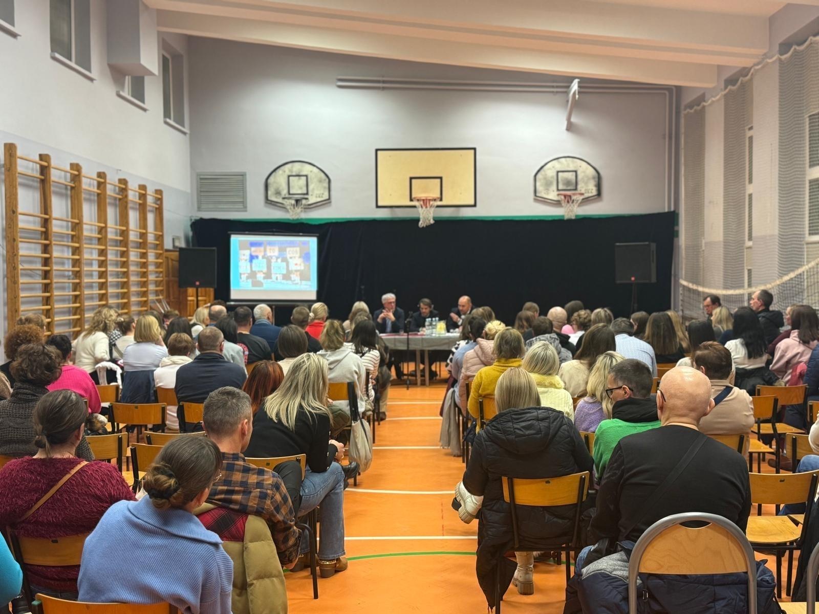 Zdjęcie w galerii na portalu naszraciborz.pl: Prezydent usłyszał sprzeciw wobec planów likwidacji SP 13, ale też propozycję kompromisu. Gorące spotkanie z rodzicami i nauczycielami wiadomości z regionu