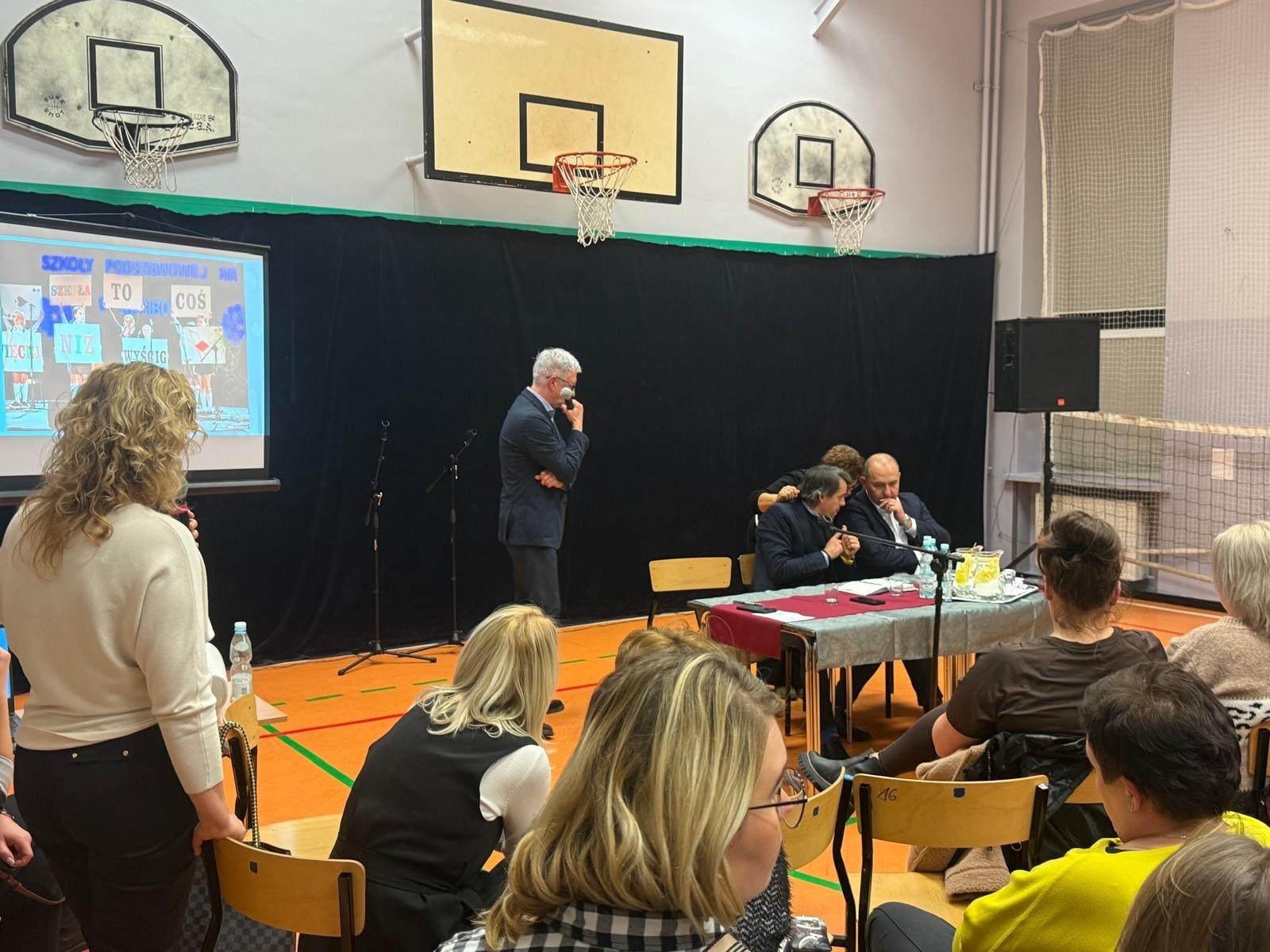 Zdjęcie w galerii na portalu naszraciborz.pl: Prezydent usłyszał sprzeciw wobec planów likwidacji SP 13, ale też propozycję kompromisu. Gorące spotkanie z rodzicami i nauczycielami wiadomości z regionu