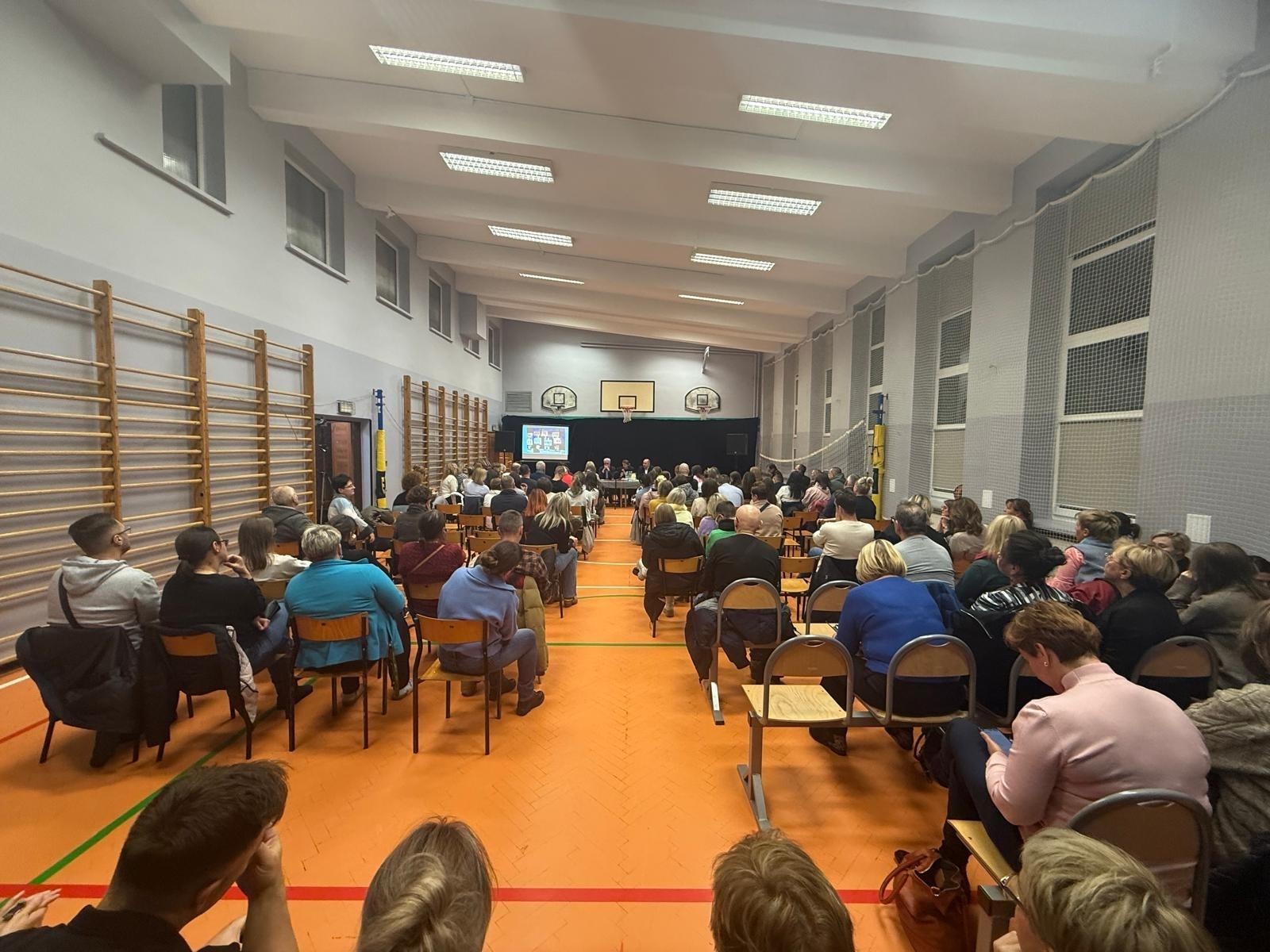 Zdjęcie w galerii na portalu naszraciborz.pl: Prezydent usłyszał sprzeciw wobec planów likwidacji SP 13, ale też propozycję kompromisu. Gorące spotkanie z rodzicami i nauczycielami wiadomości z regionu