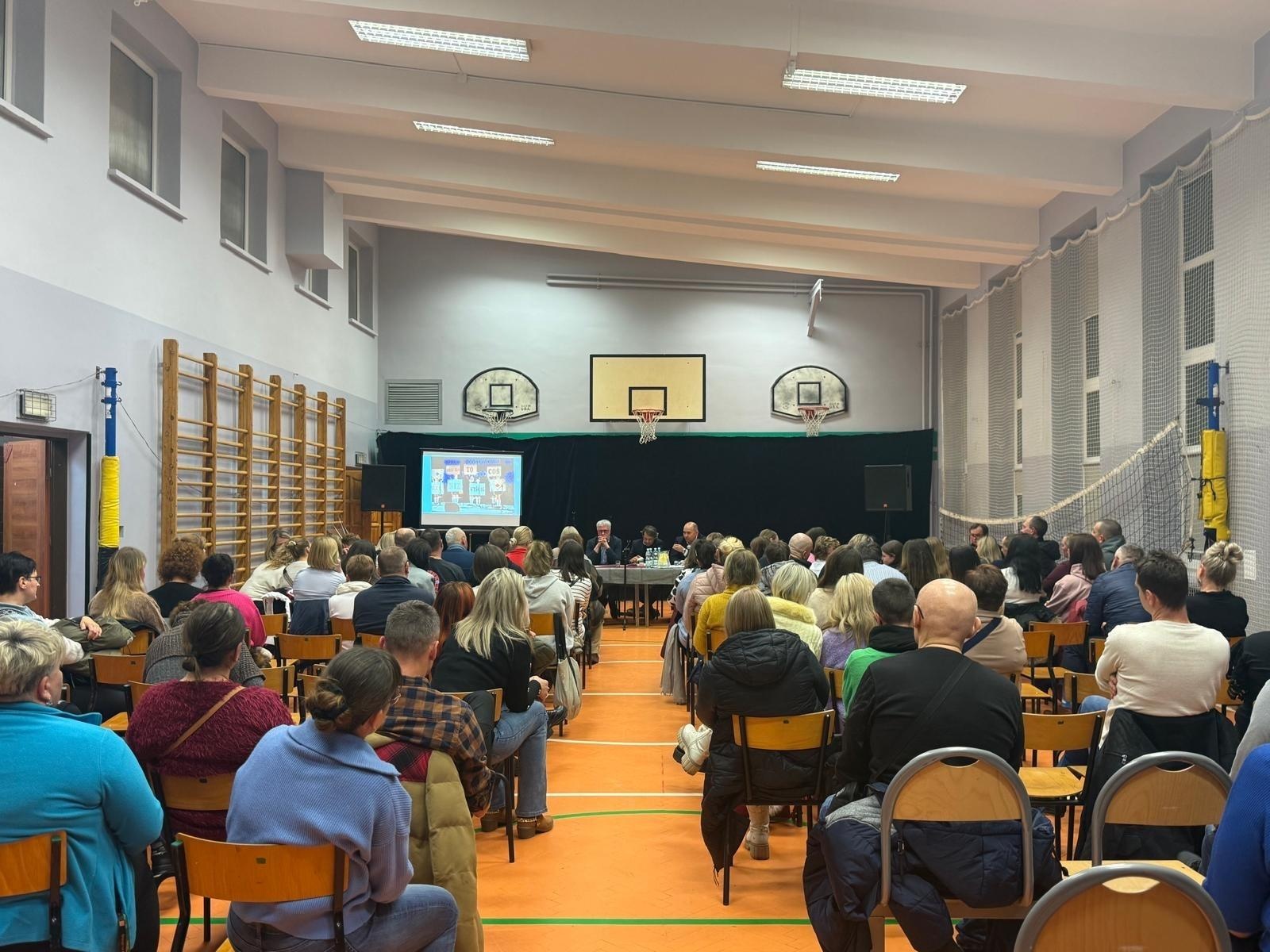 Zdjęcie w galerii na portalu naszraciborz.pl: Prezydent usłyszał sprzeciw wobec planów likwidacji SP 13, ale też propozycję kompromisu. Gorące spotkanie z rodzicami i nauczycielami wiadomości z regionu