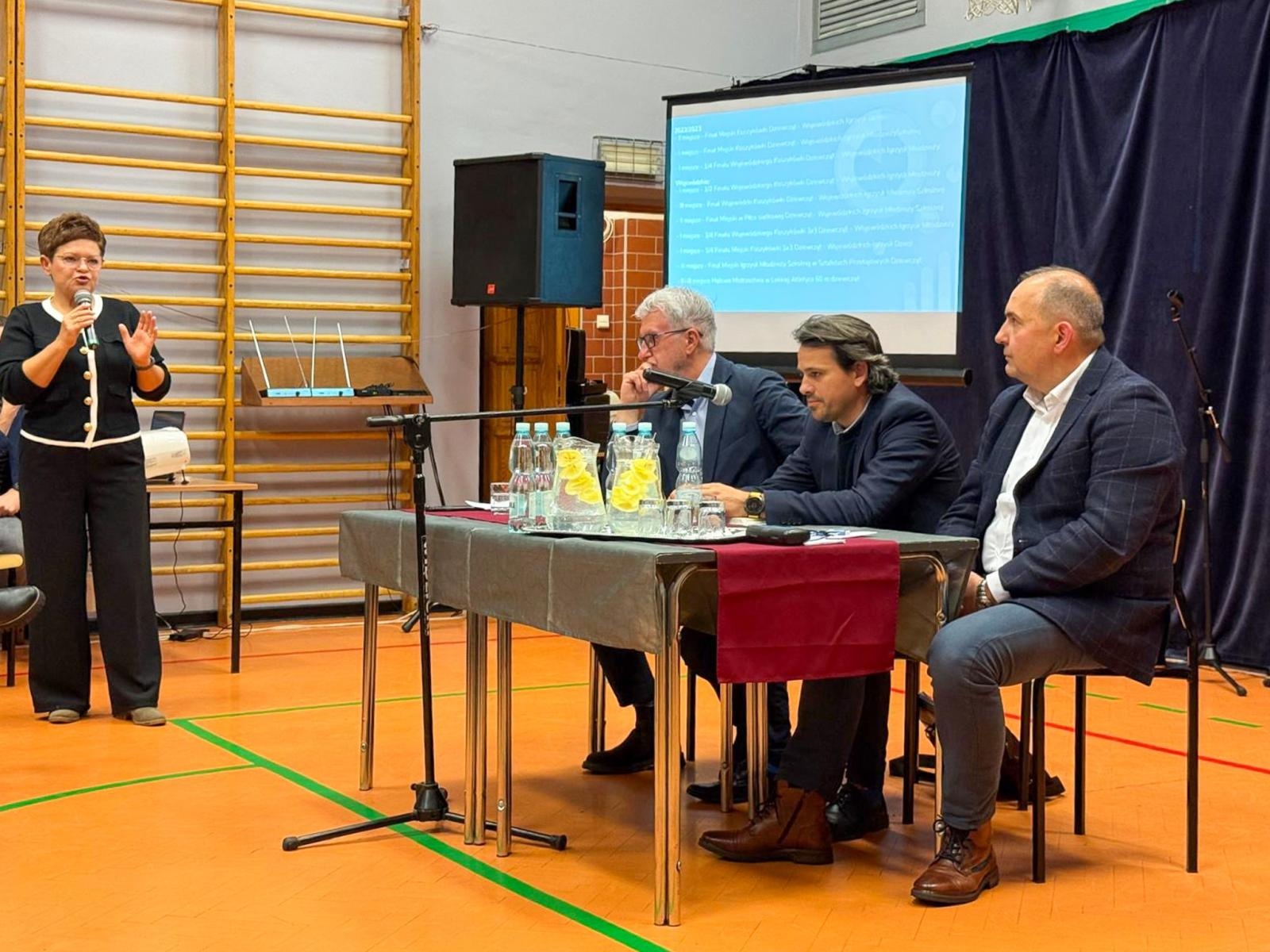 Zdjęcie w galerii na portalu naszraciborz.pl: Prezydent usłyszał sprzeciw wobec planów likwidacji SP 13, ale też propozycję kompromisu. Gorące spotkanie z rodzicami i nauczycielami wiadomości z regionu