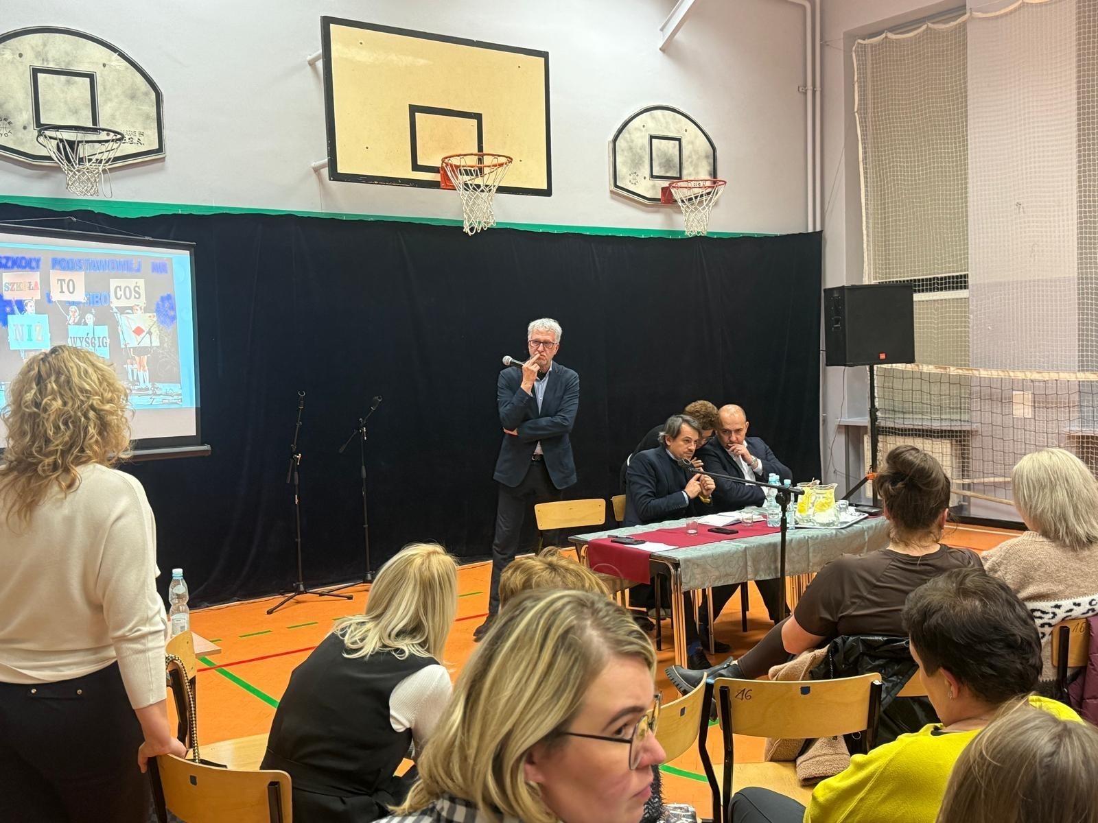 Zdjęcie w galerii na portalu naszraciborz.pl: Prezydent usłyszał sprzeciw wobec planów likwidacji SP 13, ale też propozycję kompromisu. Gorące spotkanie z rodzicami i nauczycielami wiadomości z regionu