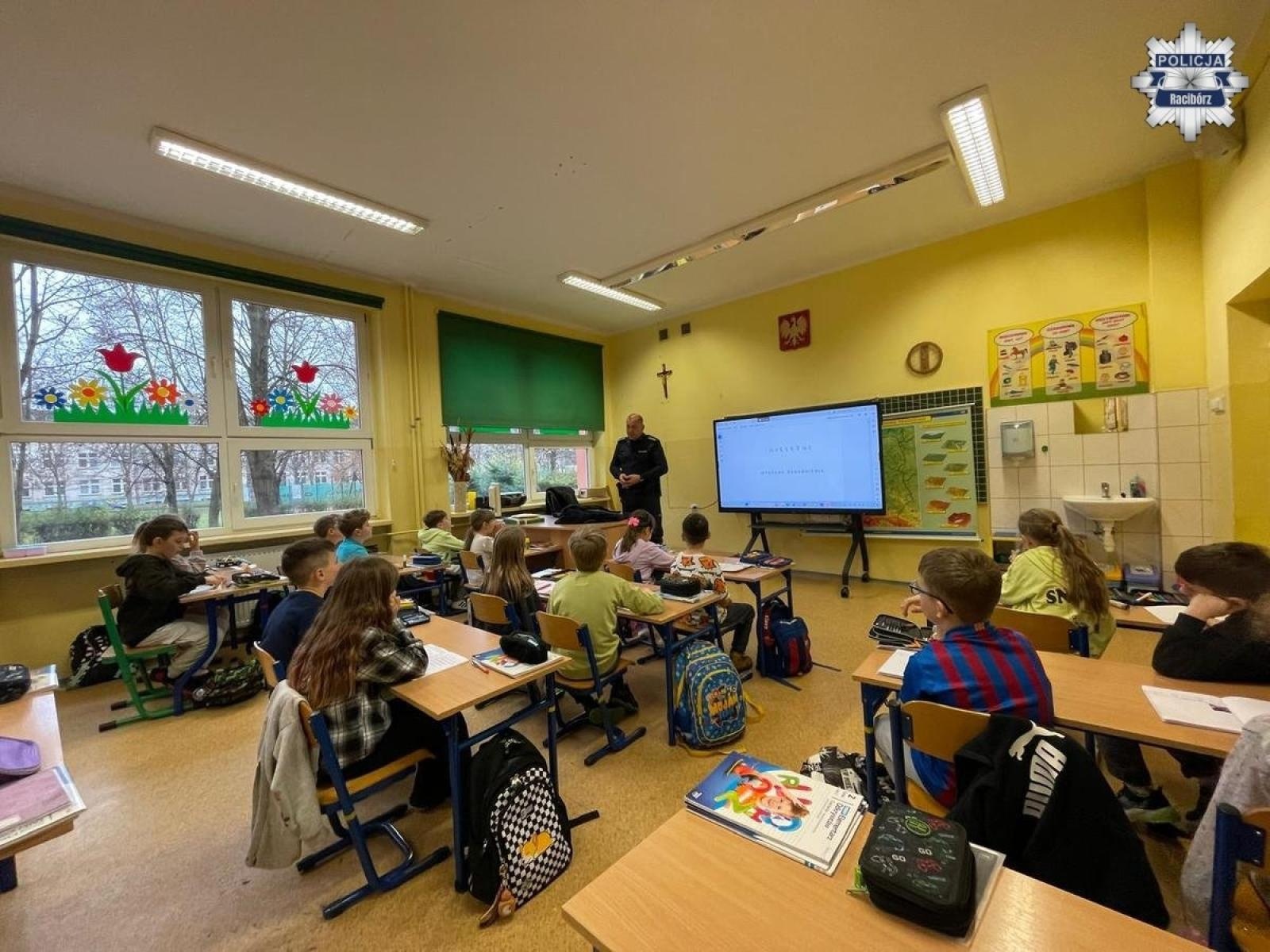 Zdjęcie w galerii na portalu naszraciborz.pl: O hejcie, Internecie i bezpieczeństwie. Policyjna pogadanka w Piętnastce wiadomości z regionu