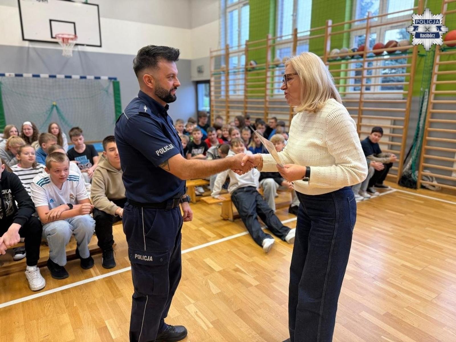 Zdjęcie w galerii na portalu naszraciborz.pl: Policyjna wizyta w szkole w Kobyli wiadomości z regionu