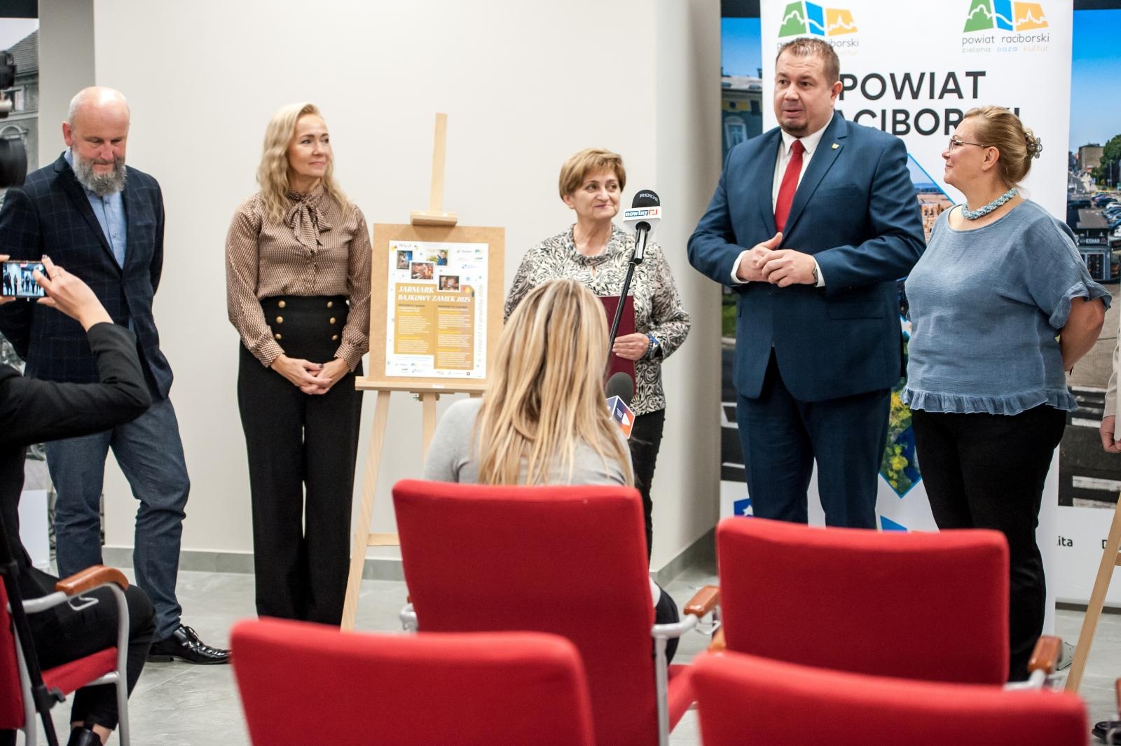 Zdjęcie w galerii na portalu naszraciborz.pl: Bajkowy Zamek 2025. Dwa grudniowe weekendy pełne atrakcji na dziedzińcu wiadomości z regionu