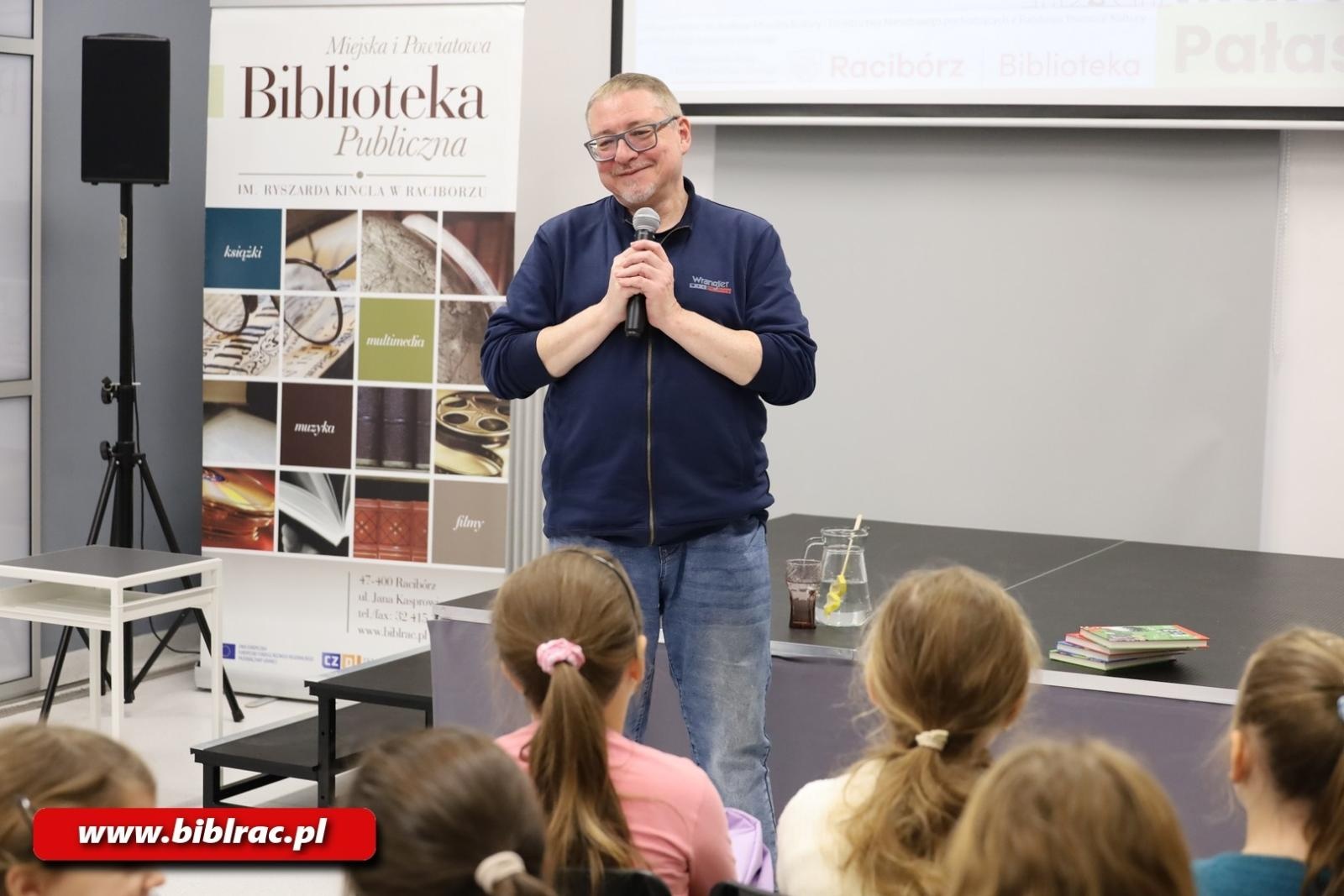 Zdjęcie w galerii na portalu naszraciborz.pl: Elf i autor w raciborskiej bibliotece – spotkanie, które rozbudziło wyobraźnię młodych czytelników wiadomości z regionu