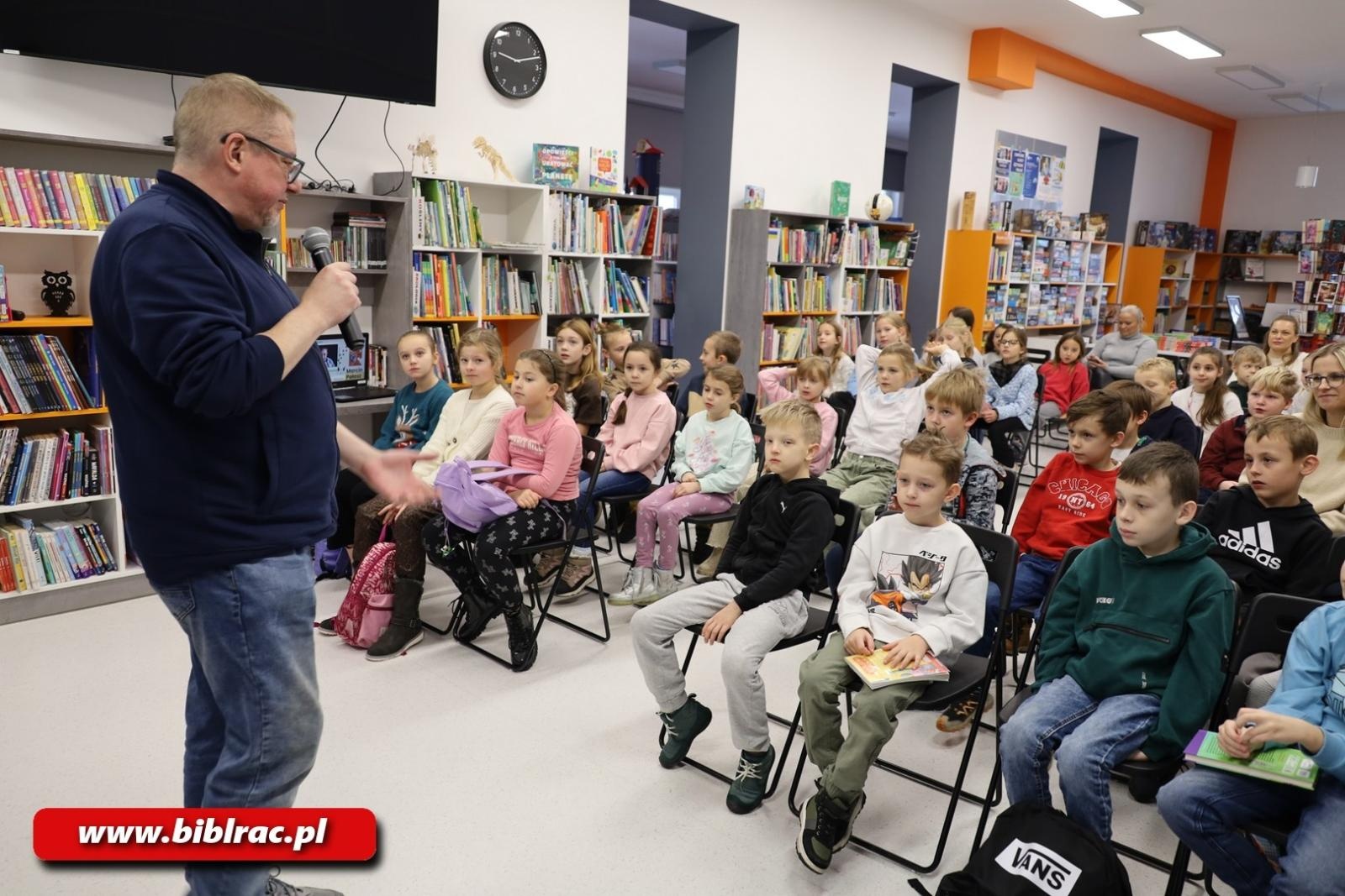 Zdjęcie w galerii na portalu naszraciborz.pl: Elf i autor w raciborskiej bibliotece – spotkanie, które rozbudziło wyobraźnię młodych czytelników wiadomości z regionu