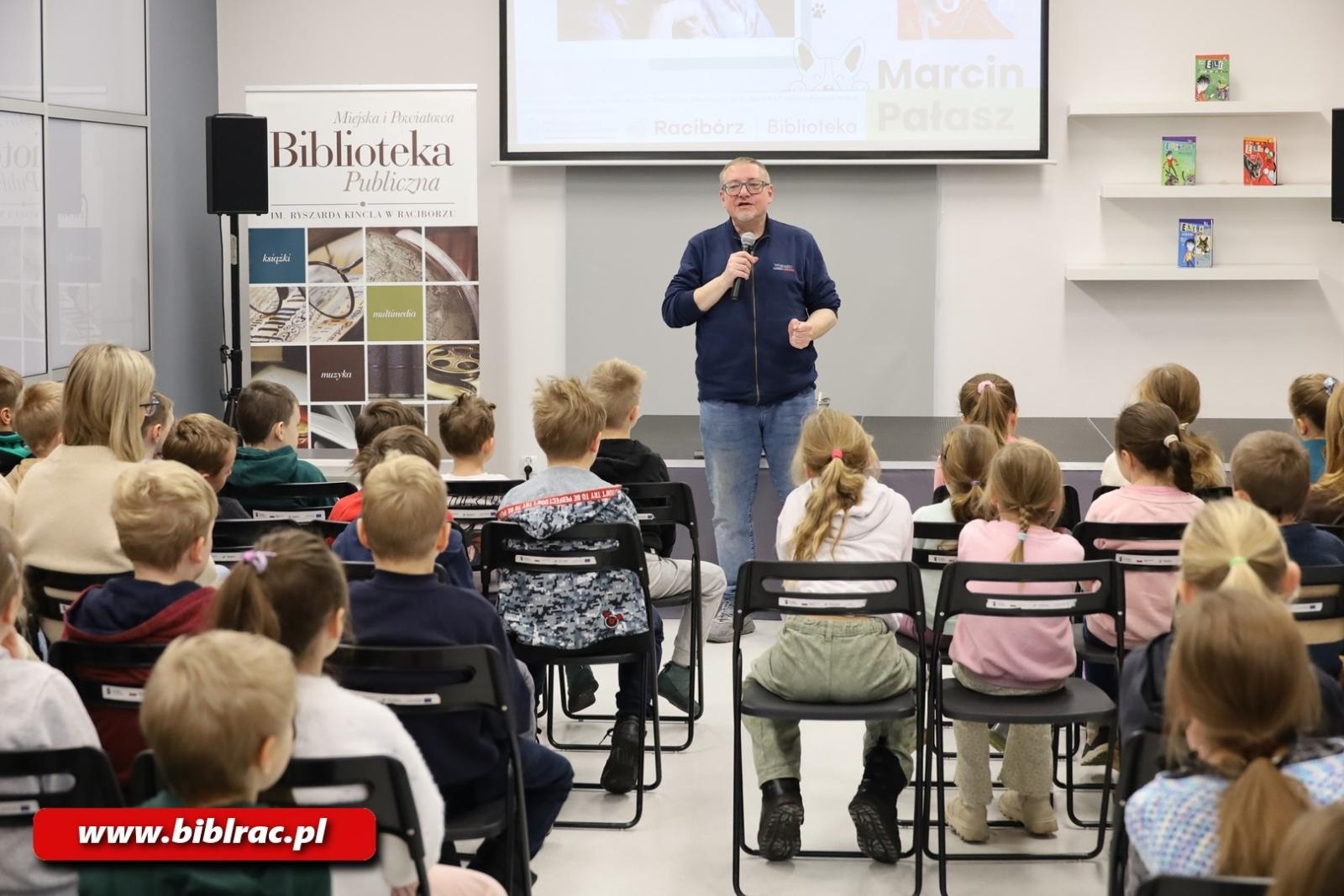 Zdjęcie w galerii na portalu naszraciborz.pl: Elf i autor w raciborskiej bibliotece – spotkanie, które rozbudziło wyobraźnię młodych czytelników wiadomości z regionu