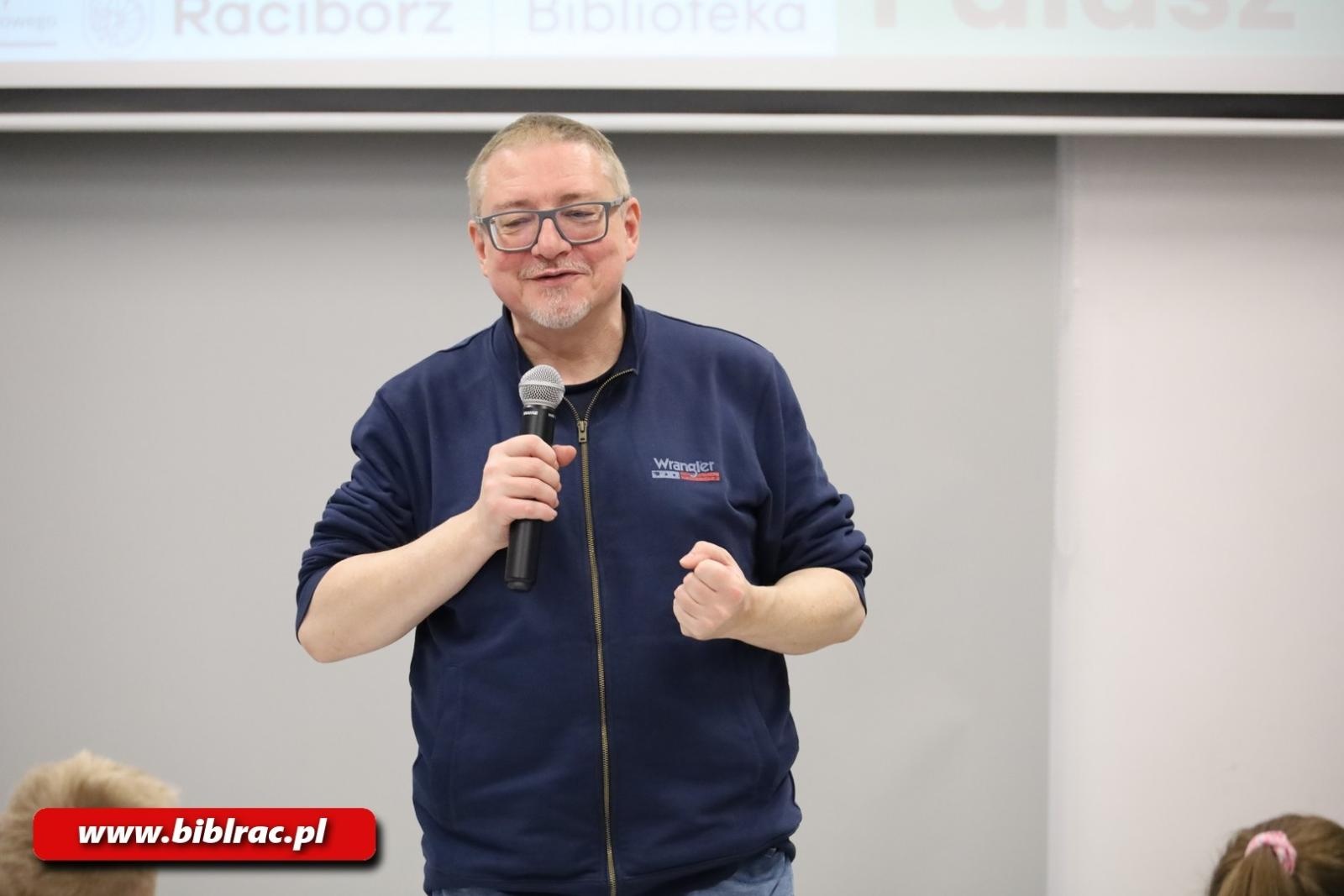 Zdjęcie w galerii na portalu naszraciborz.pl: Elf i autor w raciborskiej bibliotece – spotkanie, które rozbudziło wyobraźnię młodych czytelników wiadomości z regionu