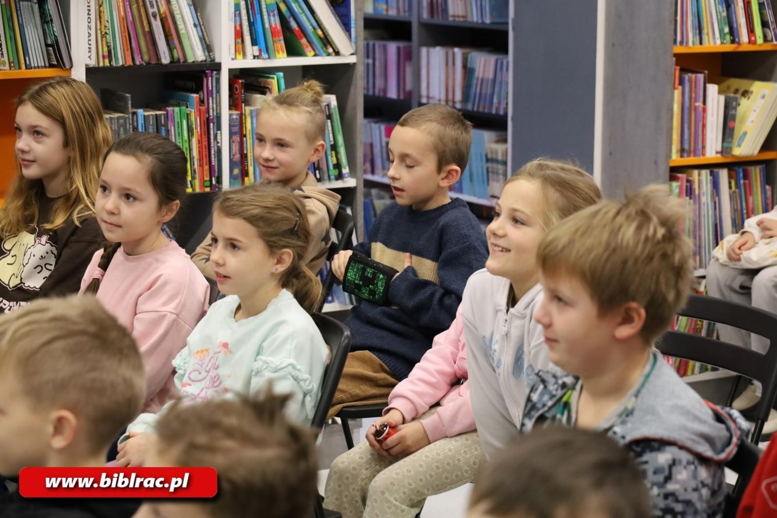 Zdjęcie w galerii na portalu naszraciborz.pl: Elf i autor w raciborskiej bibliotece – spotkanie, które rozbudziło wyobraźnię młodych czytelników wiadomości z regionu