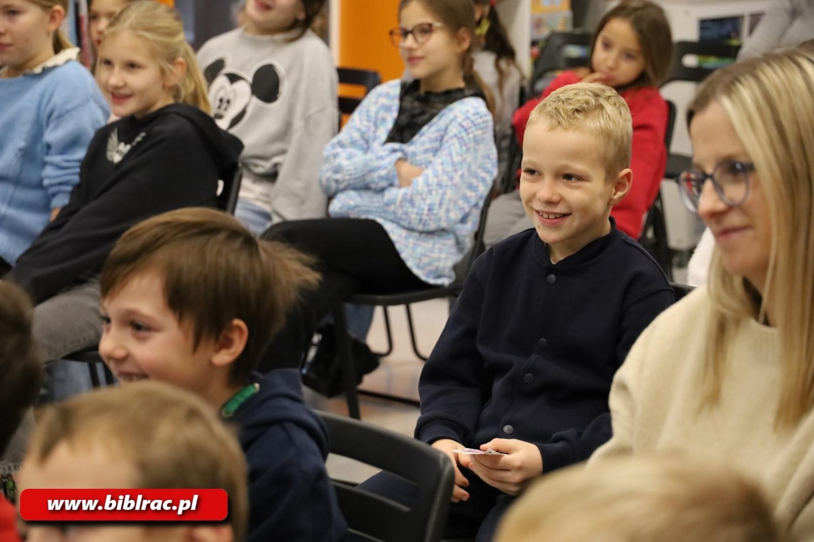 Zdjęcie w galerii na portalu naszraciborz.pl: Elf i autor w raciborskiej bibliotece – spotkanie, które rozbudziło wyobraźnię młodych czytelników wiadomości z regionu