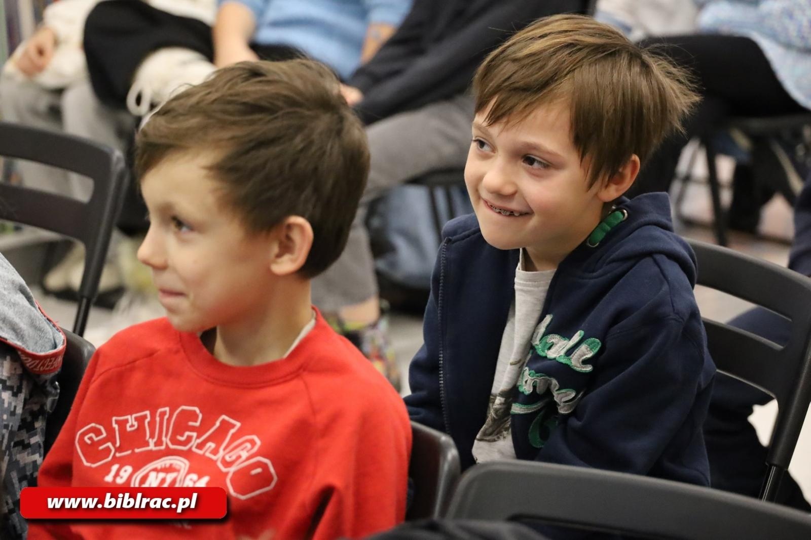Zdjęcie w galerii na portalu naszraciborz.pl: Elf i autor w raciborskiej bibliotece – spotkanie, które rozbudziło wyobraźnię młodych czytelników wiadomości z regionu