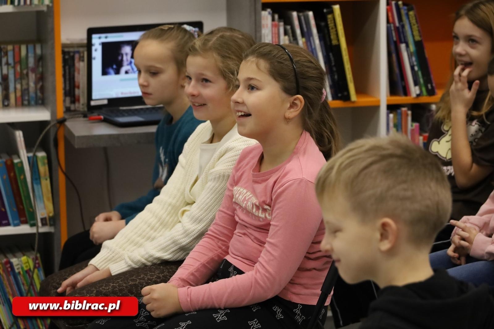 Zdjęcie w galerii na portalu naszraciborz.pl: Elf i autor w raciborskiej bibliotece – spotkanie, które rozbudziło wyobraźnię młodych czytelników wiadomości z regionu