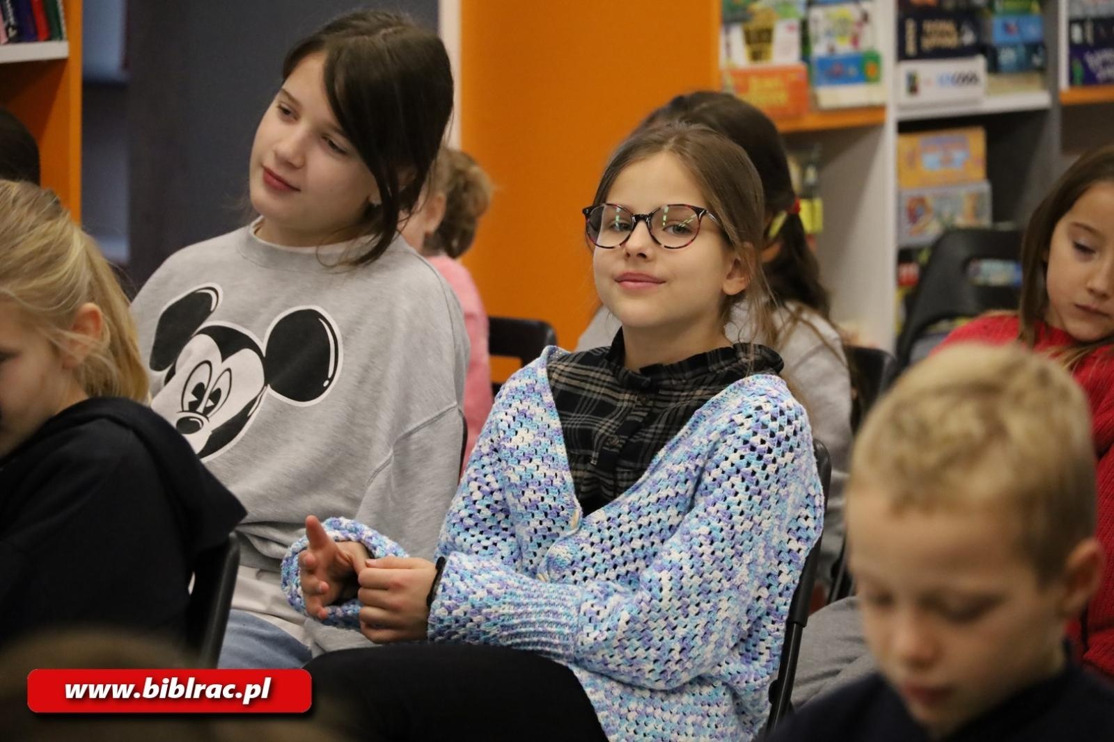 Zdjęcie w galerii na portalu naszraciborz.pl: Elf i autor w raciborskiej bibliotece – spotkanie, które rozbudziło wyobraźnię młodych czytelników wiadomości z regionu